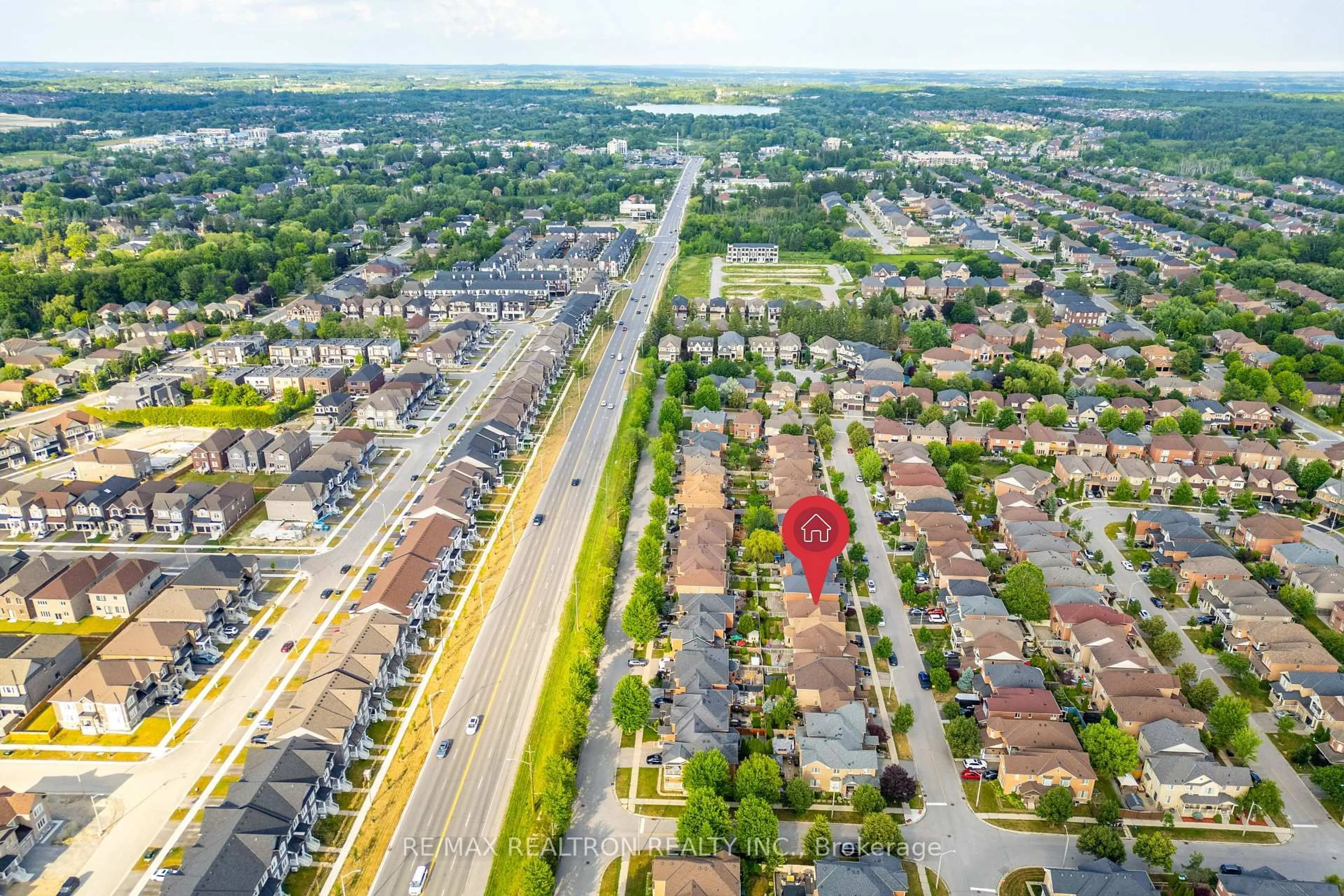 A pic from outside/outdoor area/front of a property/back of a property/a pic from drone, street for 66 Longwood Ave, Richmond Hill Ontario L4E 4A6