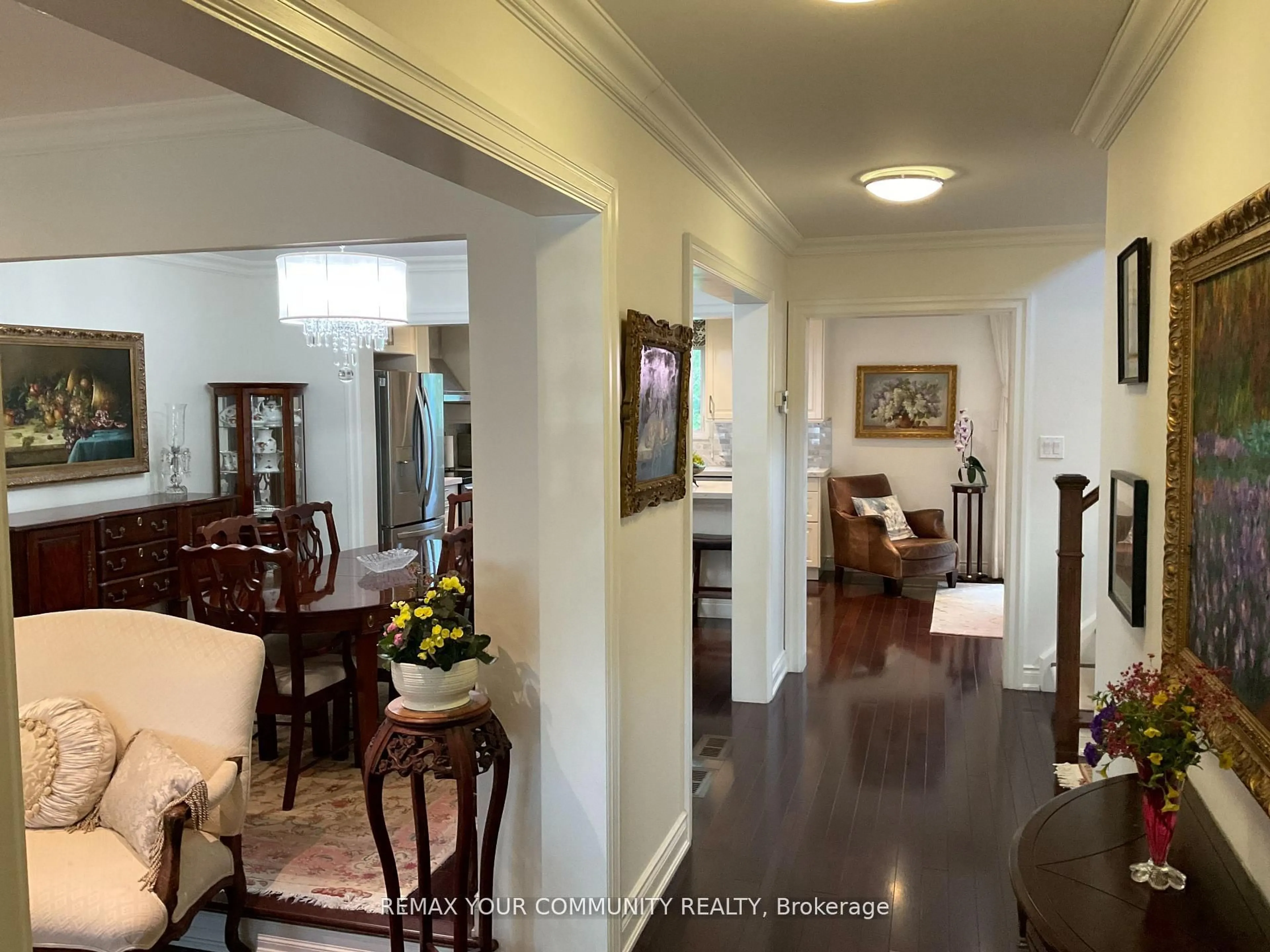Indoor foyer for 111 Springhead Gdns, Richmond Hill Ontario L4C 5C3