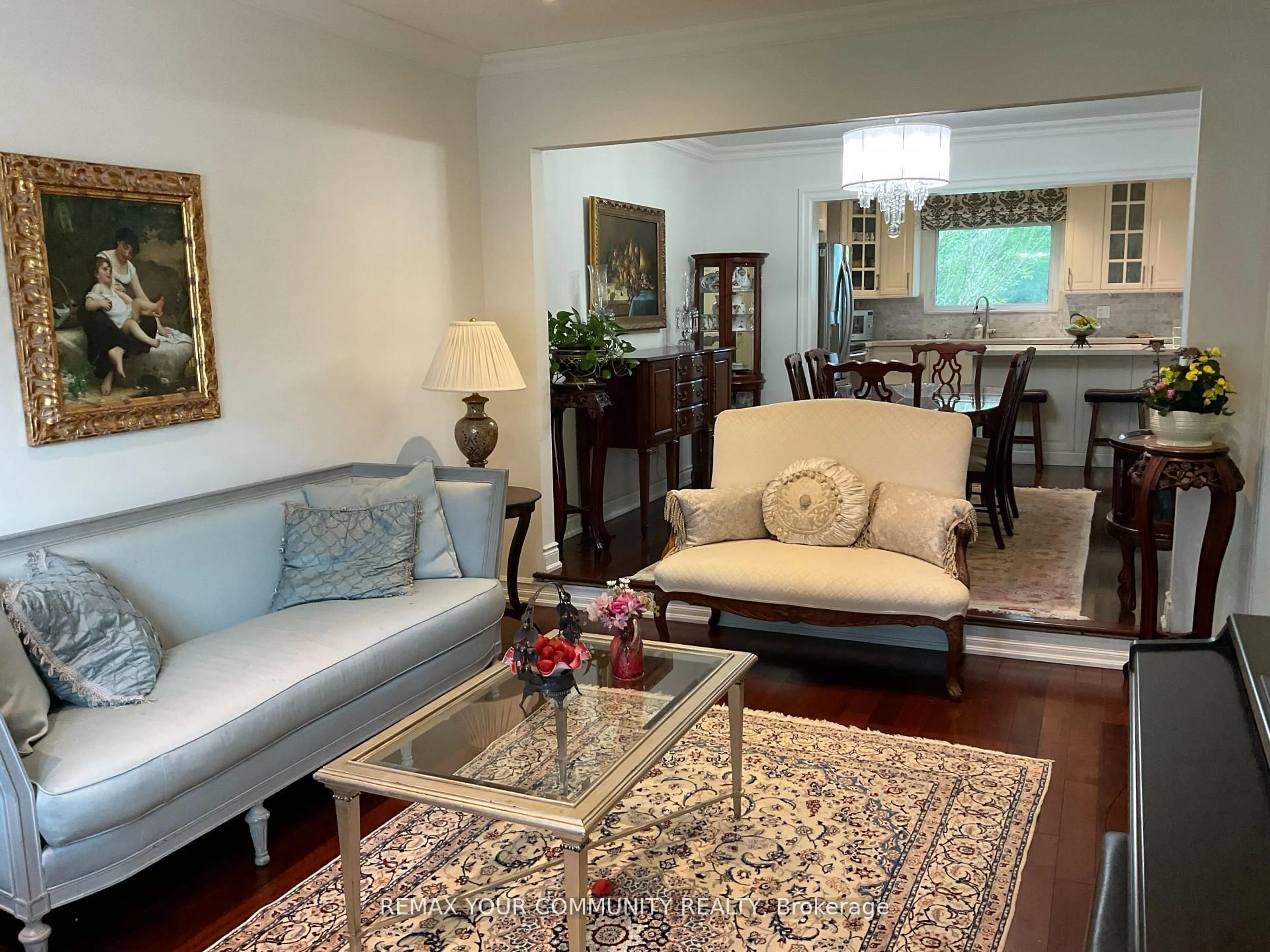 Living room with furniture, unknown for 111 Springhead Gdns, Richmond Hill Ontario L4C 5C3