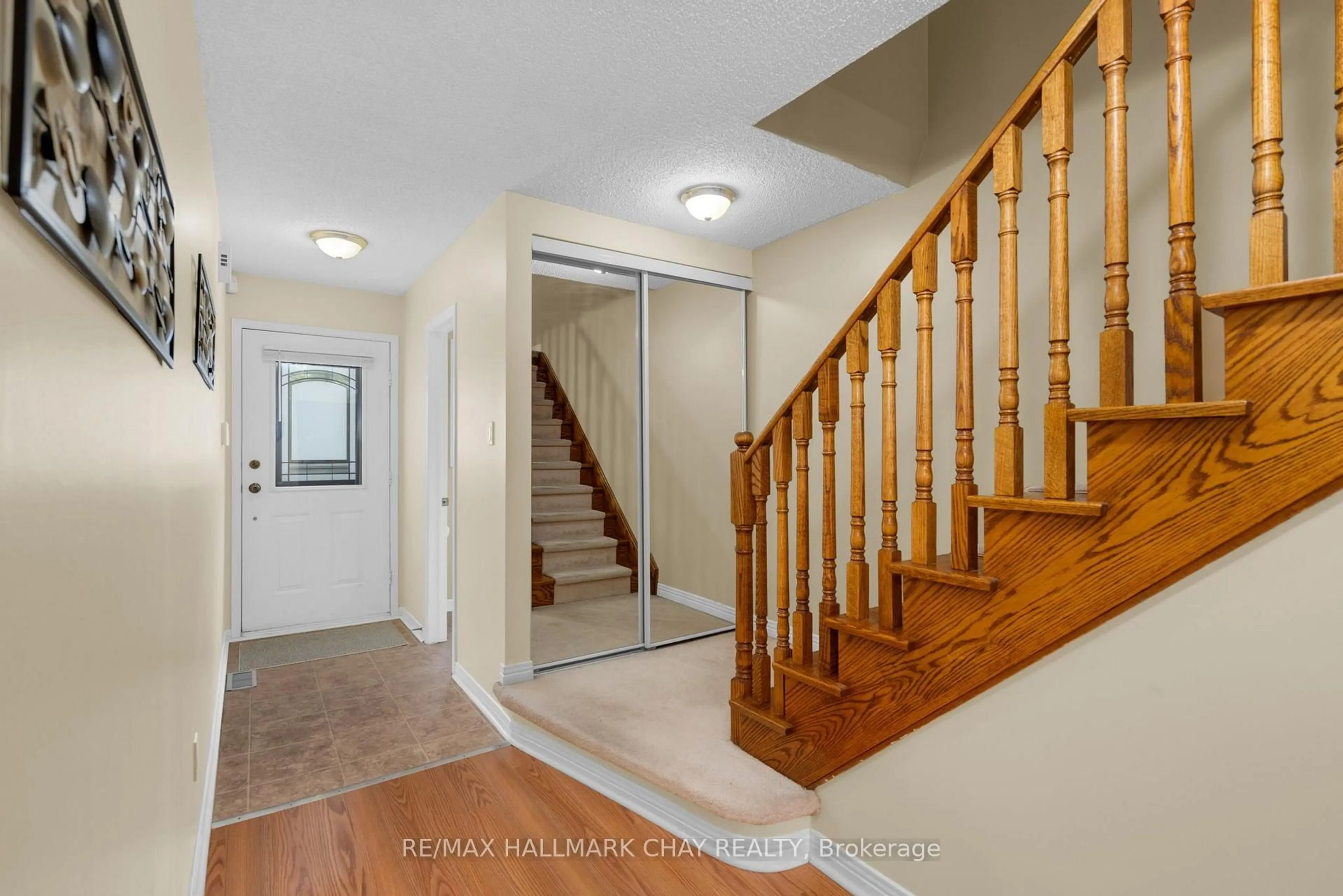 Indoor entryway for 769 Playter Cres, Newmarket Ontario L3X 1W7