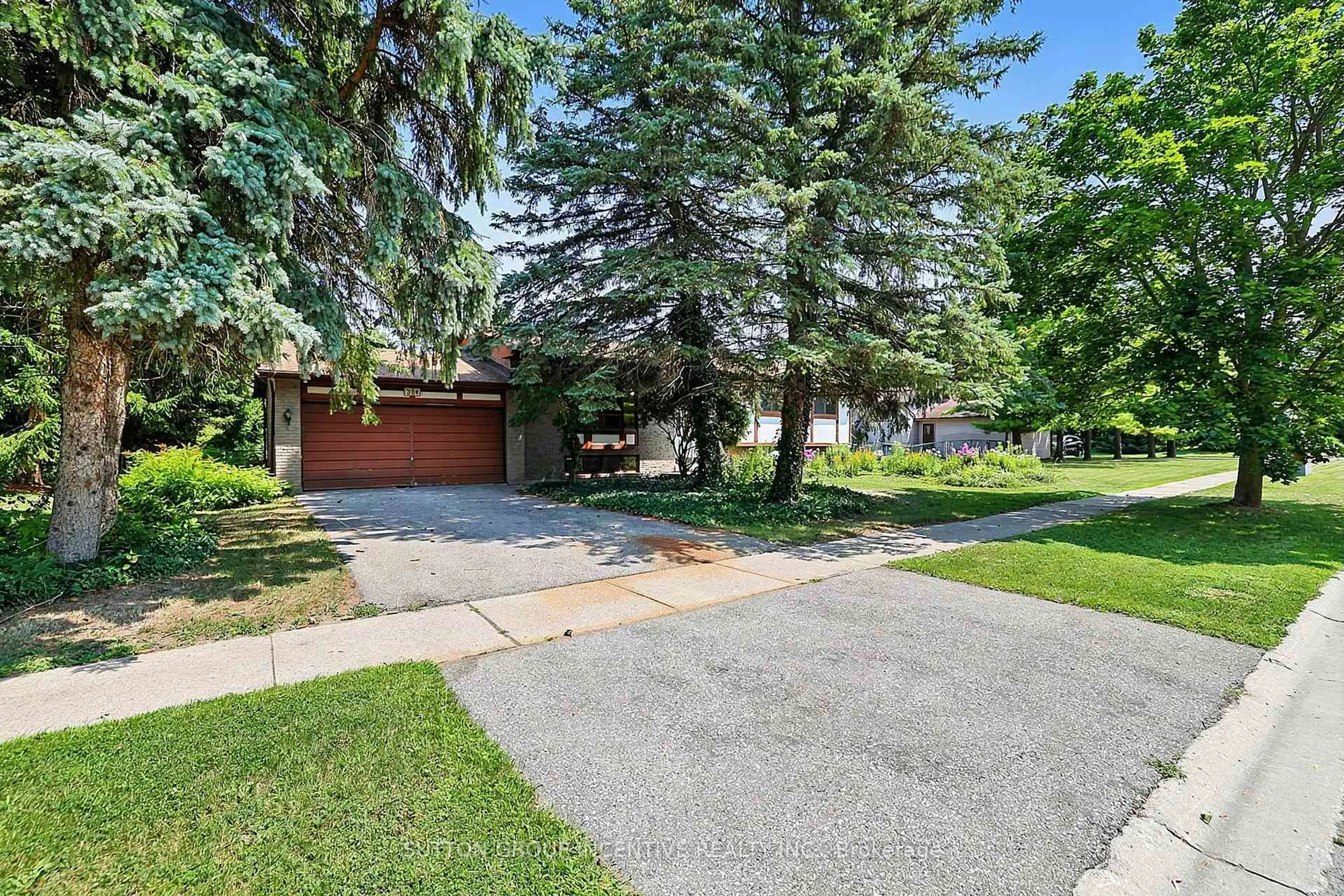 Patio, street for 37 Moore Park Dr, King Ontario L0G 1T0