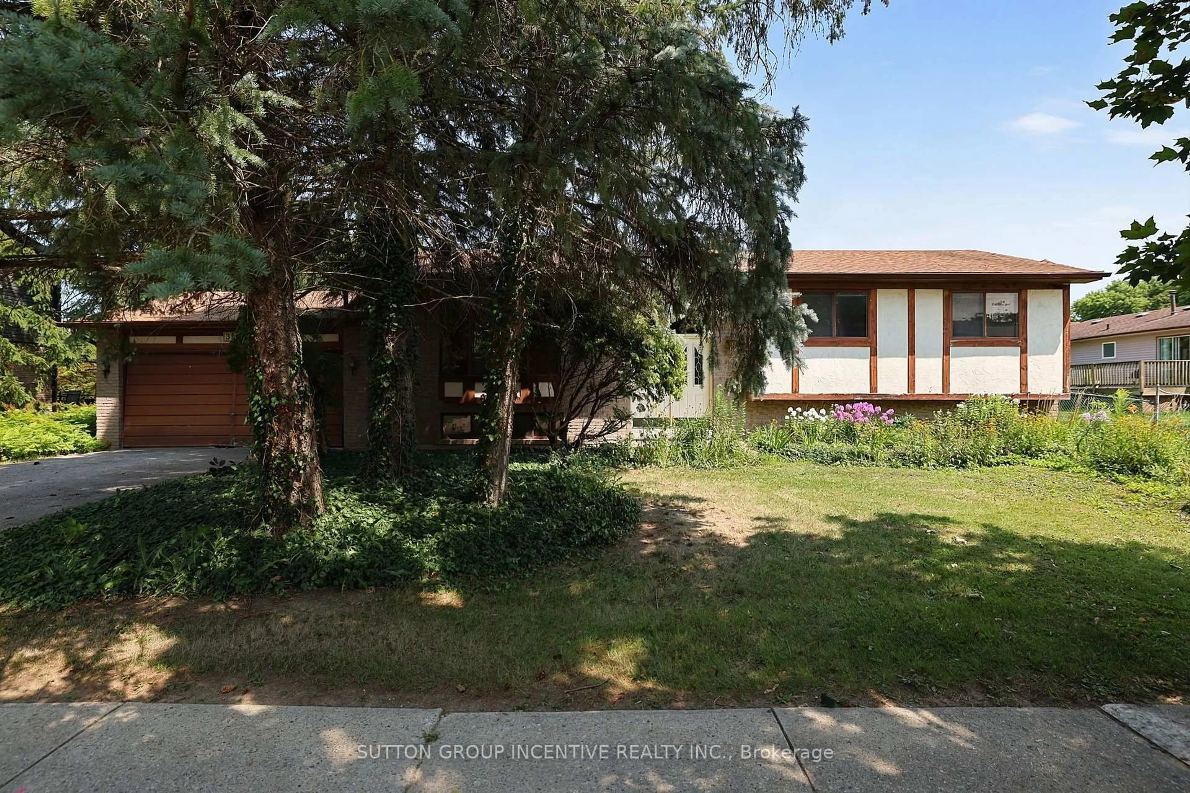 A pic from outside/outdoor area/front of a property/back of a property/a pic from drone, street for 37 Moore Park Dr, King Ontario L0G 1T0