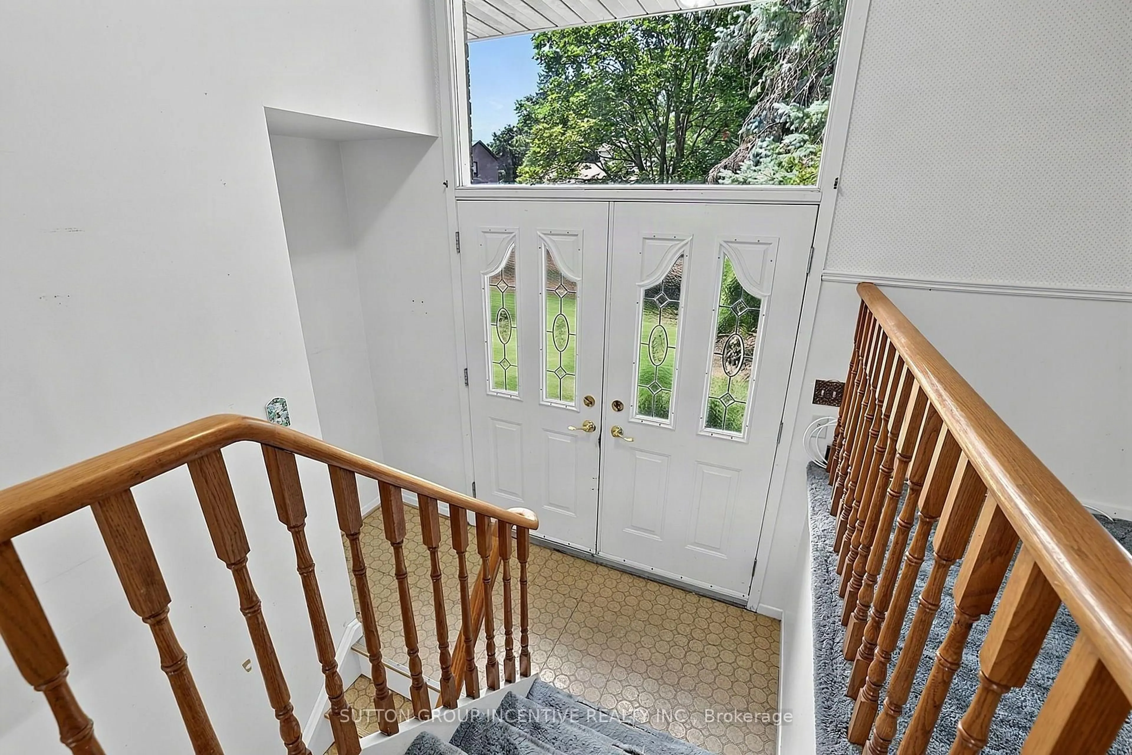 Indoor foyer for 37 Moore Park Dr, King Ontario L0G 1T0