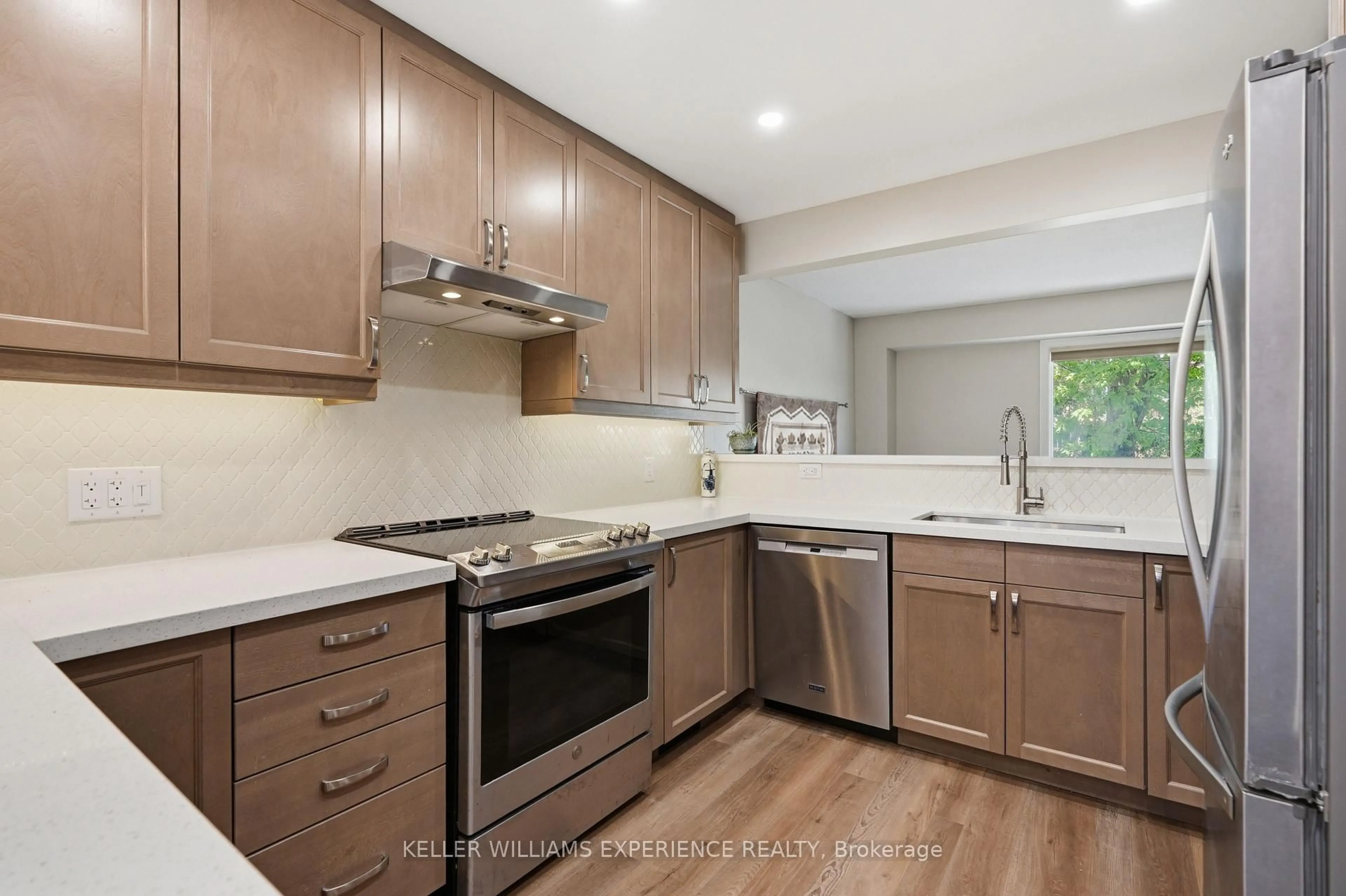 Standard kitchen, unknown for 246 Tupper Blvd #8, New Tecumseth Ontario L9R 1A9