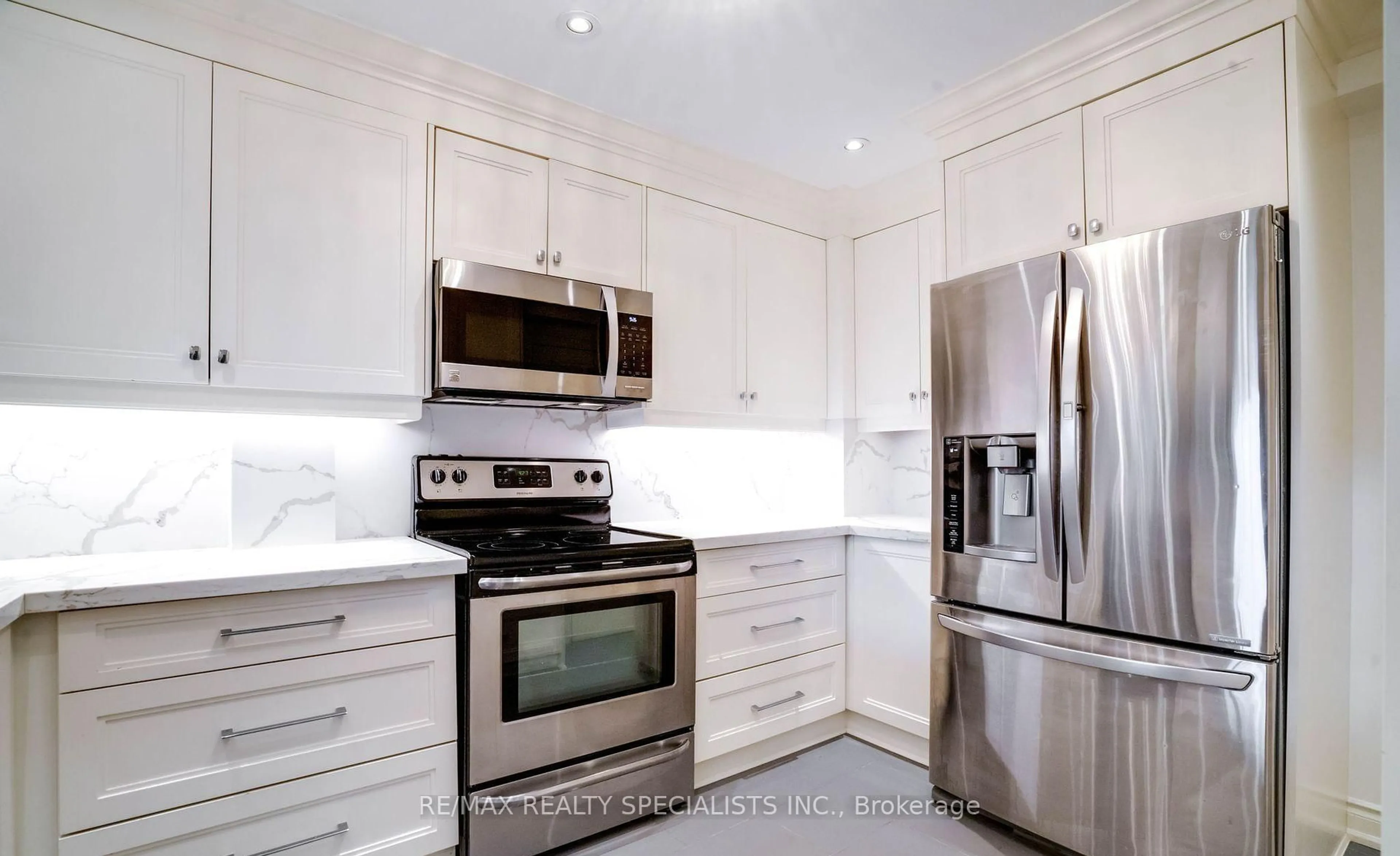 Contemporary kitchen, unknown for 100 Arbors Lane #TH5, Vaughan Ontario L4L 7G4