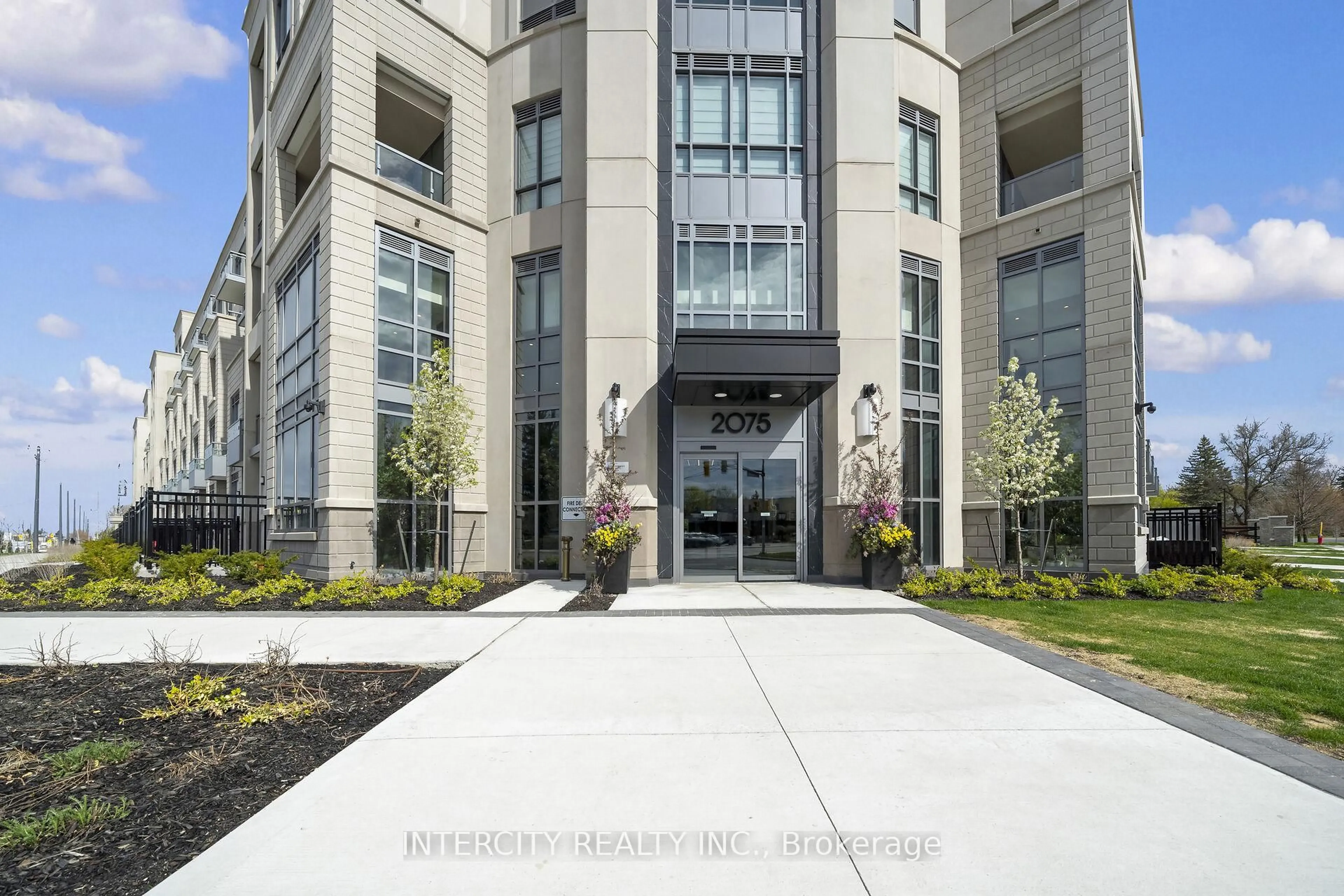 Indoor foyer for 2075 King Rd #110, King Ontario L7B 0R6