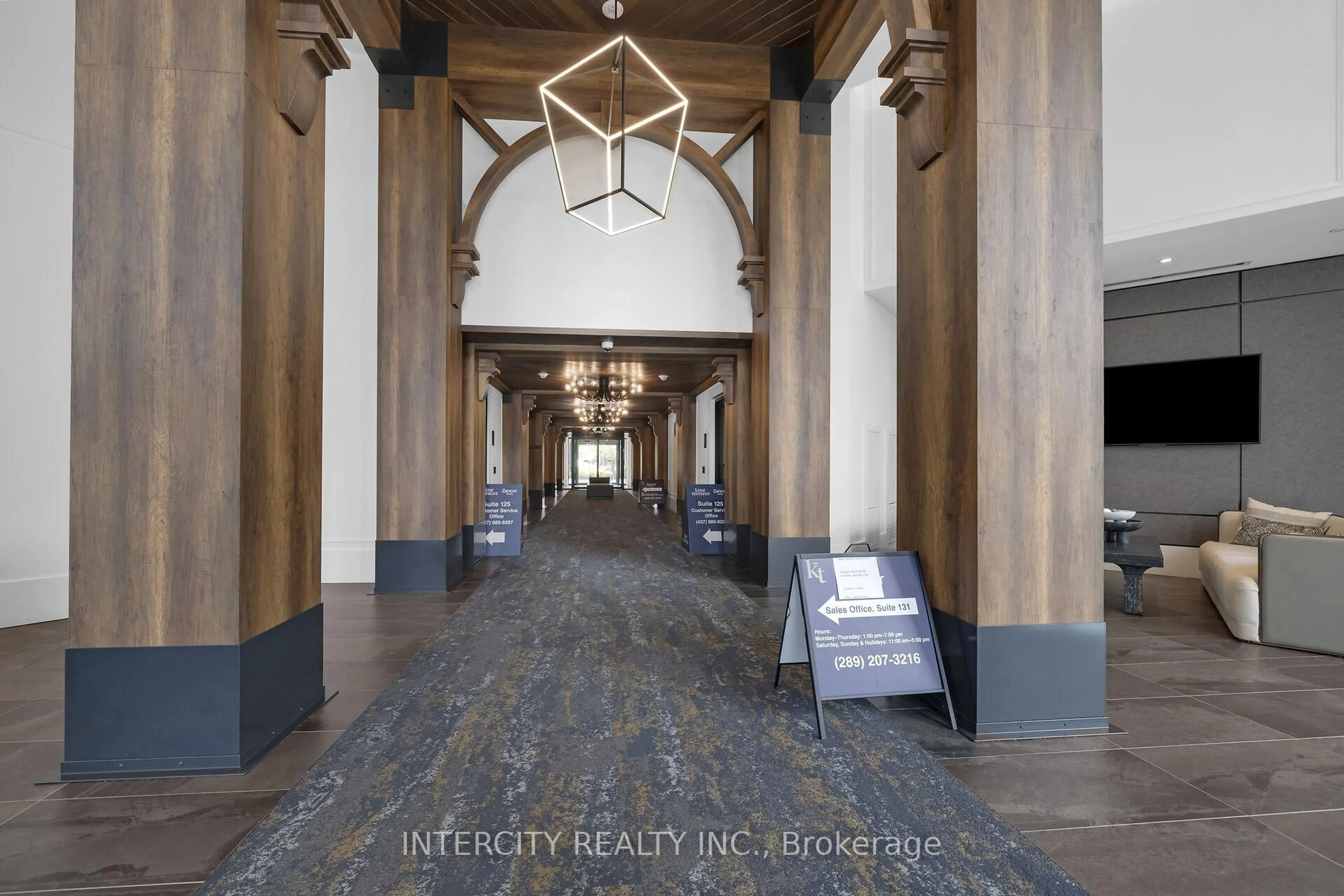 Indoor foyer for 2075 King Rd #110, King Ontario L7B 0R6
