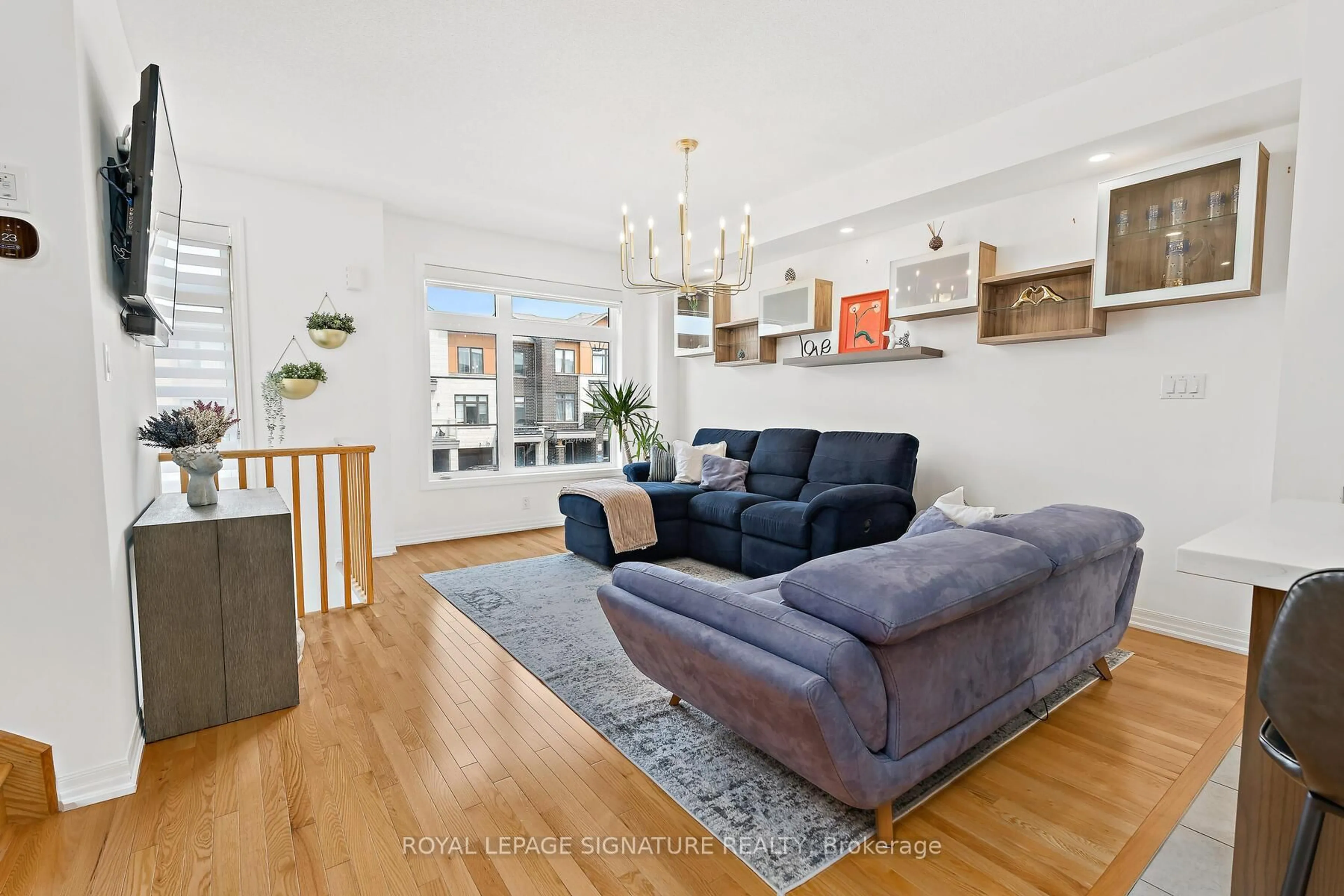 Living room with furniture, unknown for 168 Tango Cres, Newmarket Ontario L3X 0K5