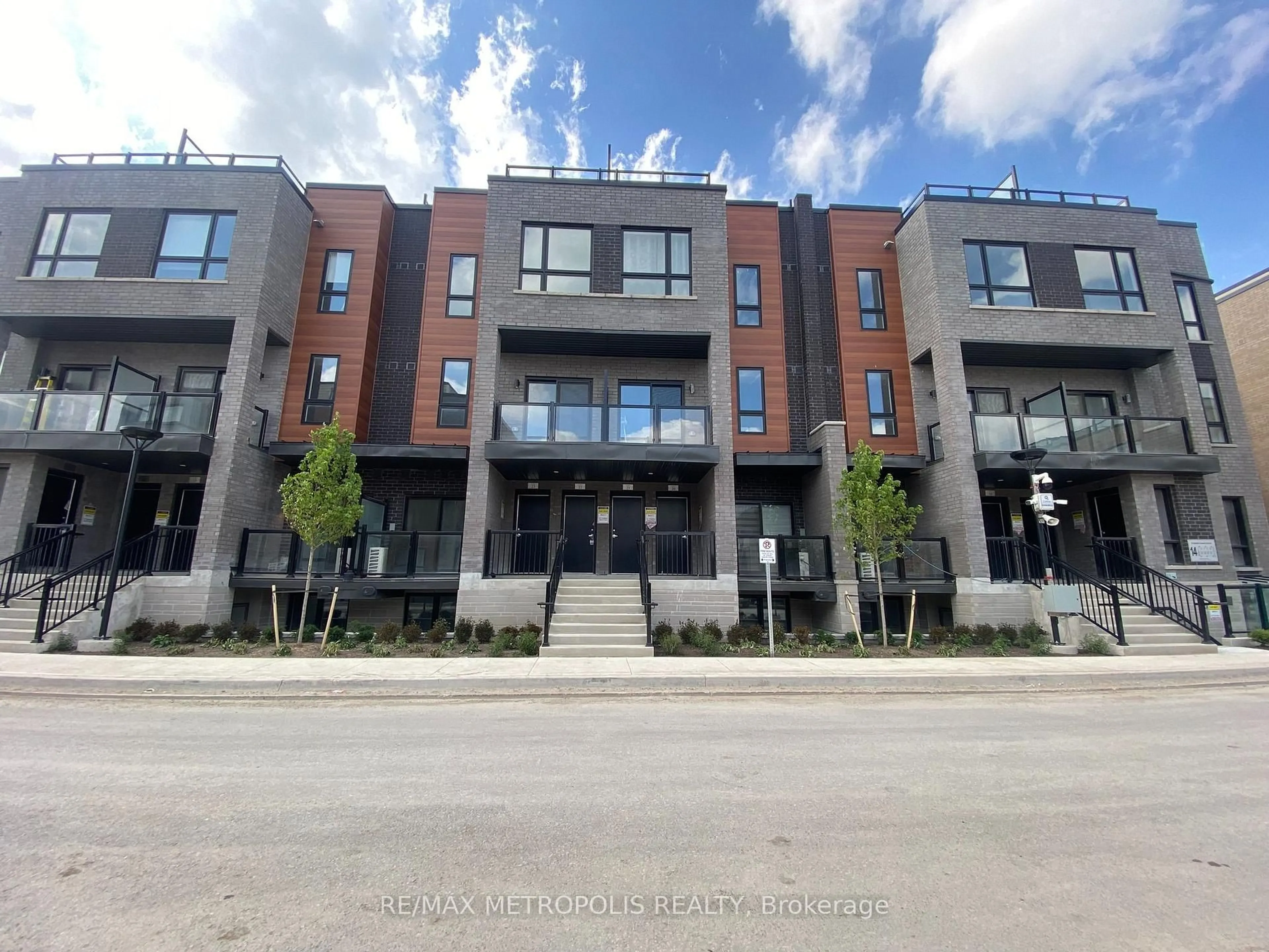 Unknown for 14 Lytham Green Circ #20, Newmarket Ontario L3Y 0H3