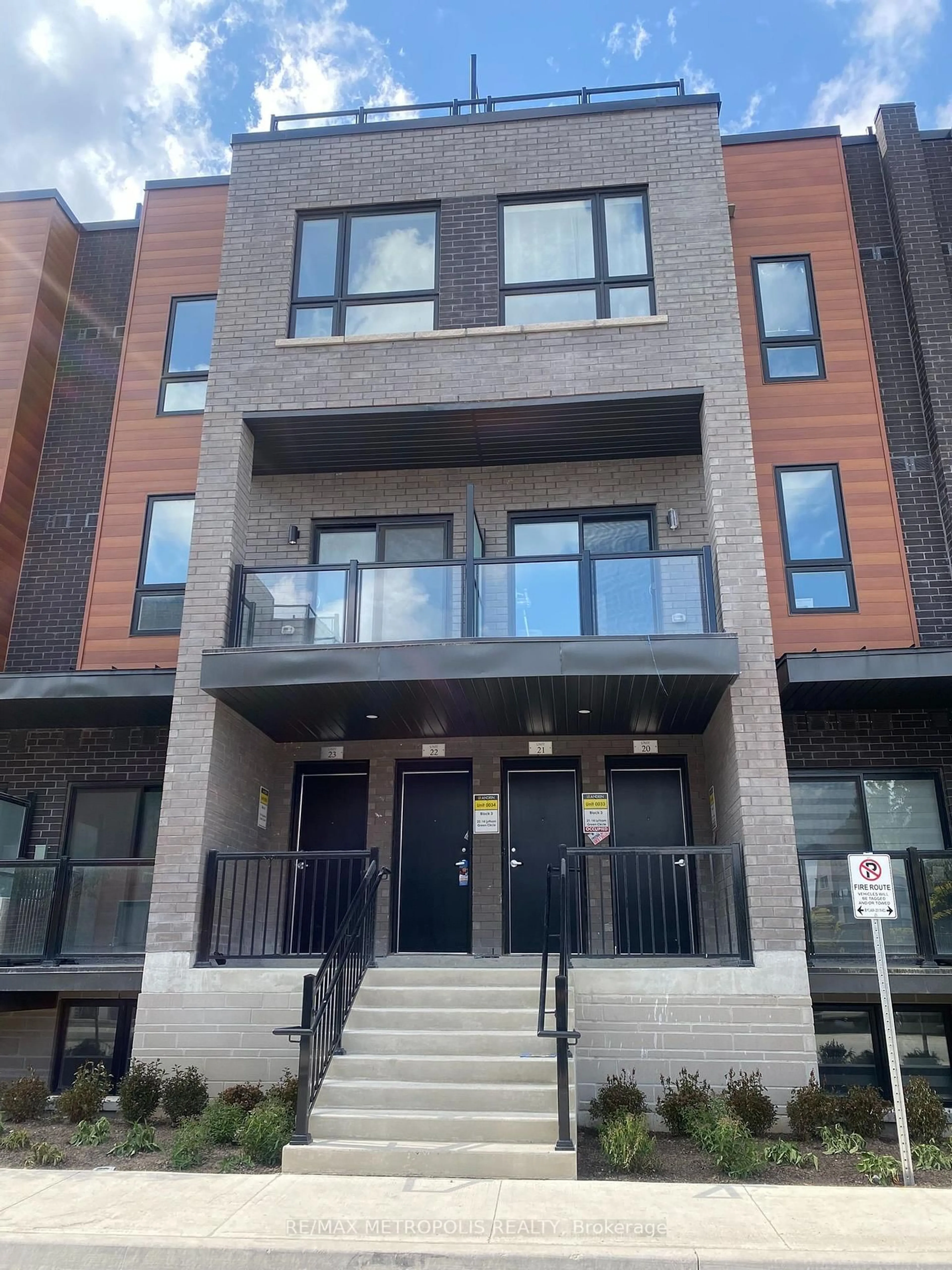 Home with brick exterior material, street for 14 Lytham Green Circ #20, Newmarket Ontario L3Y 0H3