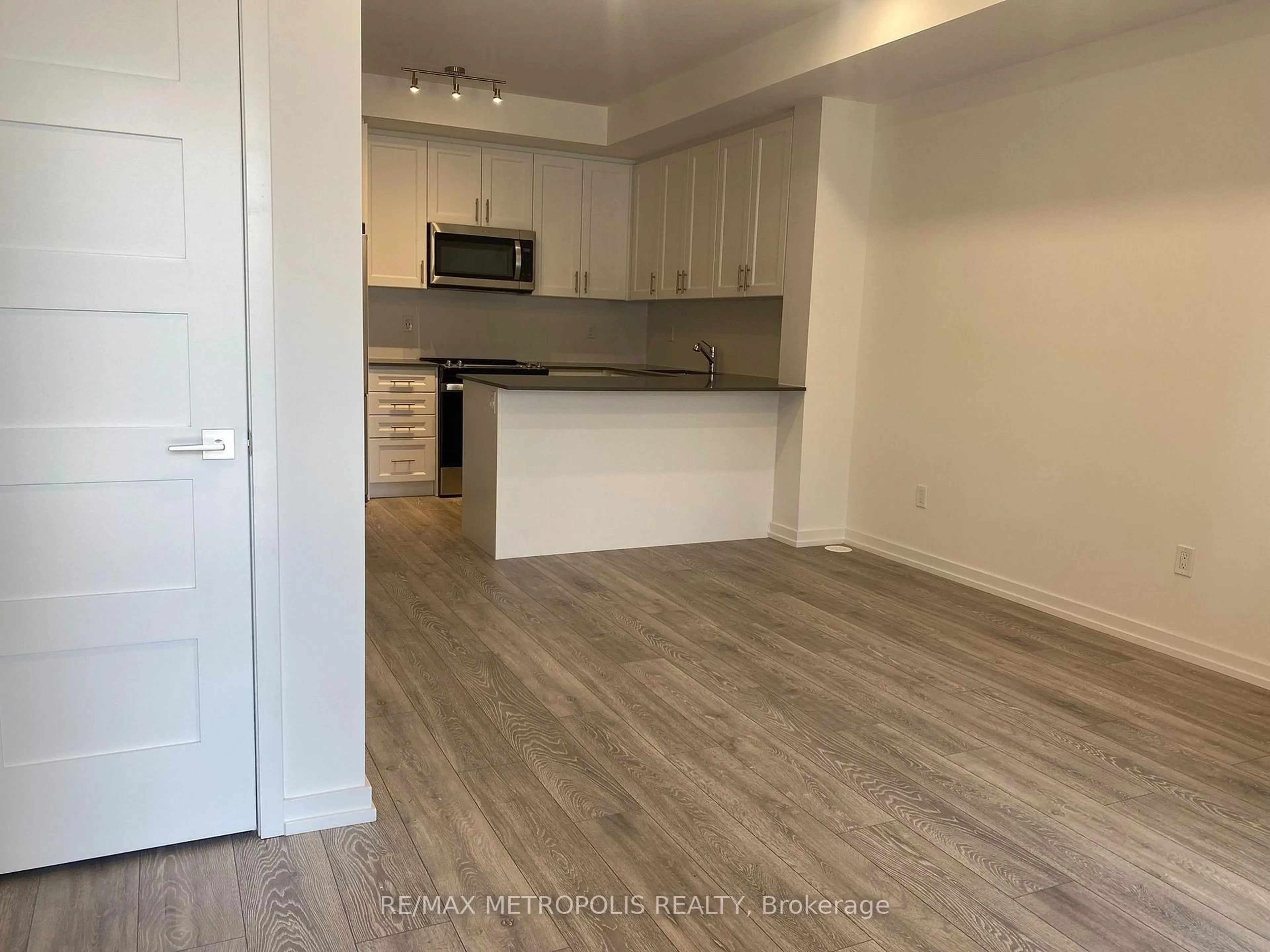Unknown for 14 Lytham Green Circ #20, Newmarket Ontario L3Y 0H3