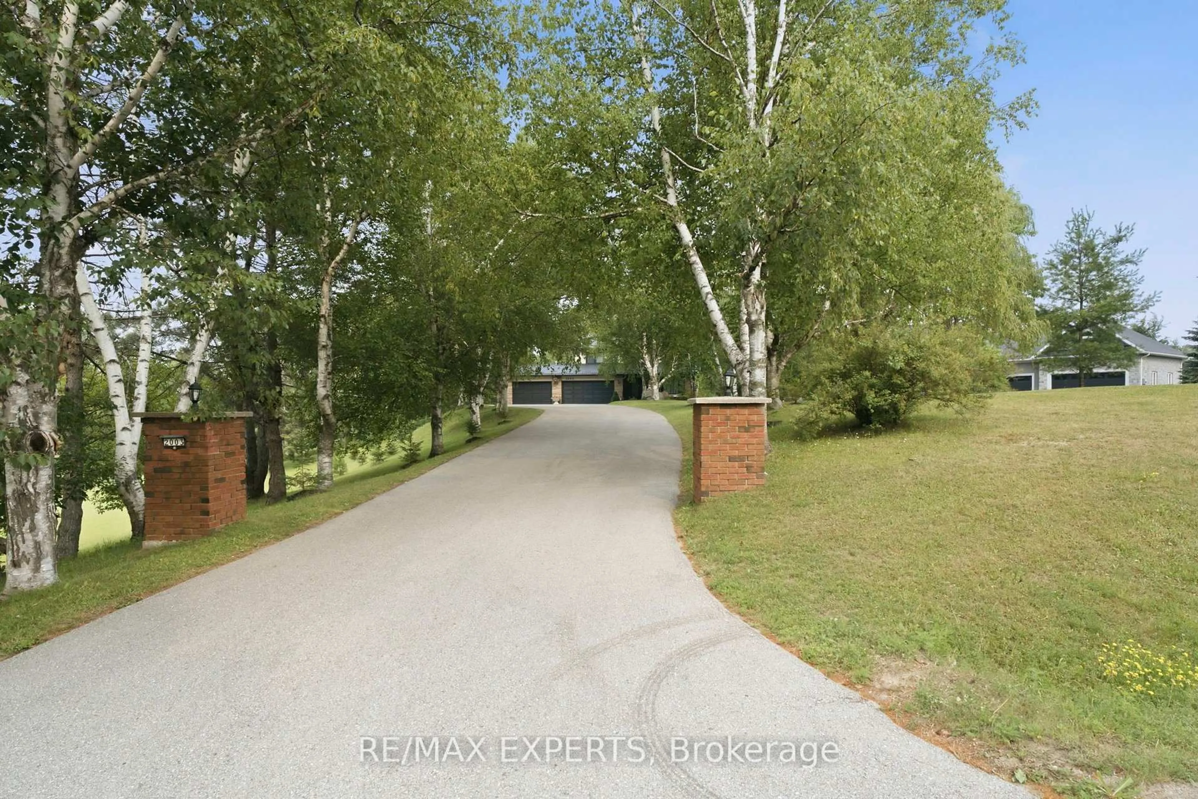 A pic from outside/outdoor area/front of a property/back of a property/a pic from drone, street for 2003 Grand Vista Crt, Innisfil Ontario L9S 4A6