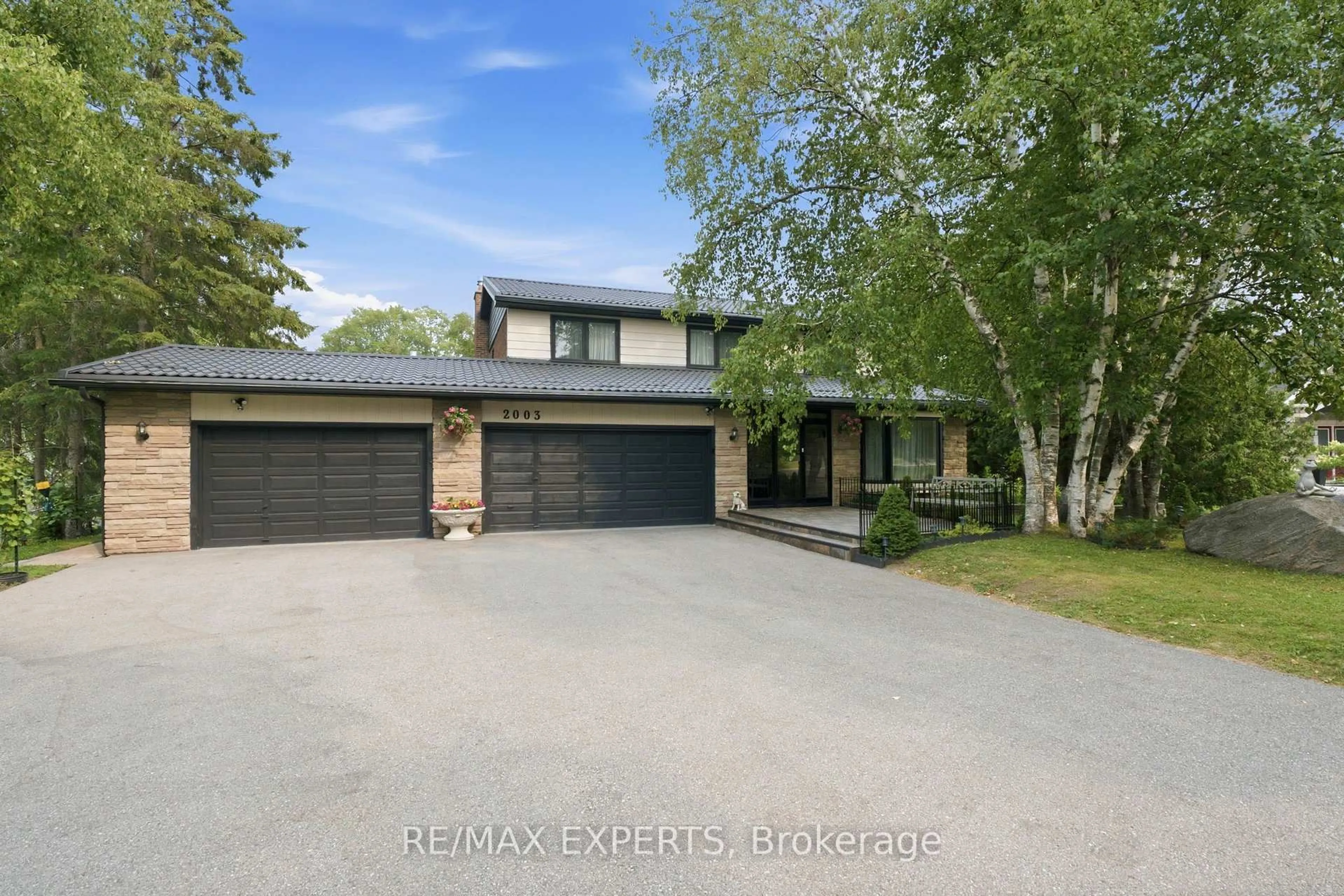 A pic from outside/outdoor area/front of a property/back of a property/a pic from drone, street for 2003 Grand Vista Crt, Innisfil Ontario L9S 4A6