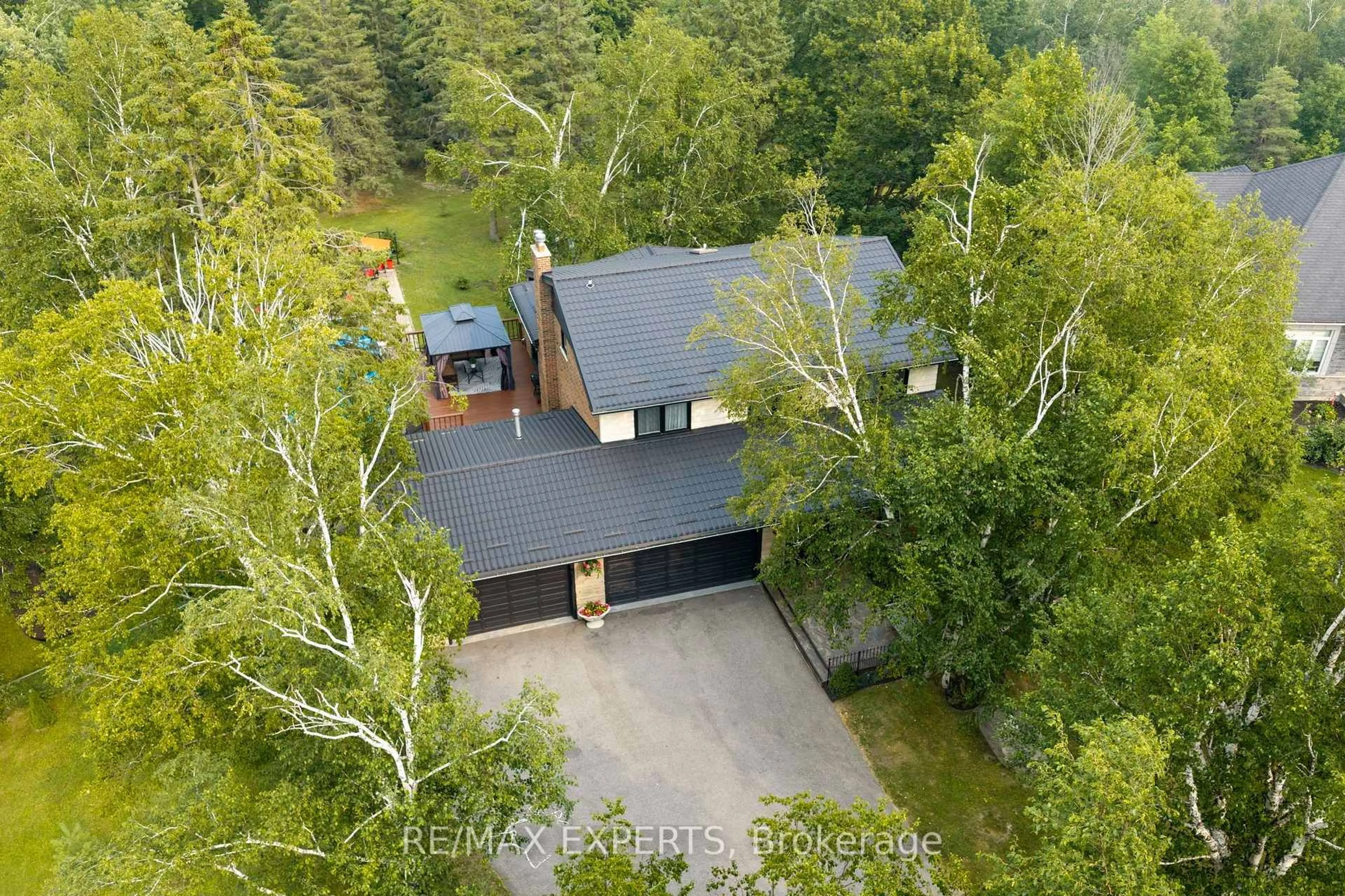 A pic from outside/outdoor area/front of a property/back of a property/a pic from drone, forest/trees view for 2003 Grand Vista Crt, Innisfil Ontario L9S 4A6