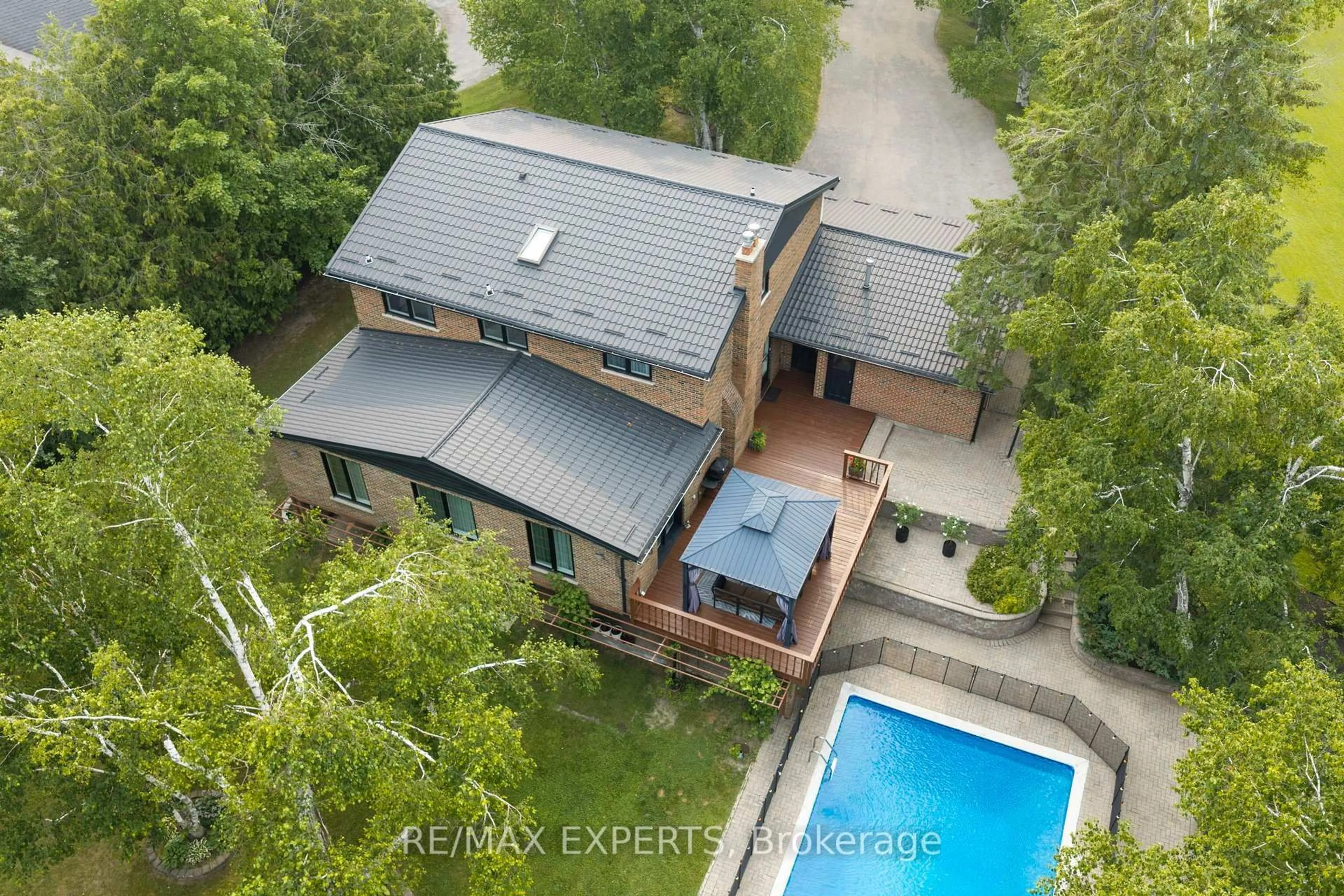 A pic from outside/outdoor area/front of a property/back of a property/a pic from drone, unknown for 2003 Grand Vista Crt, Innisfil Ontario L9S 4A6