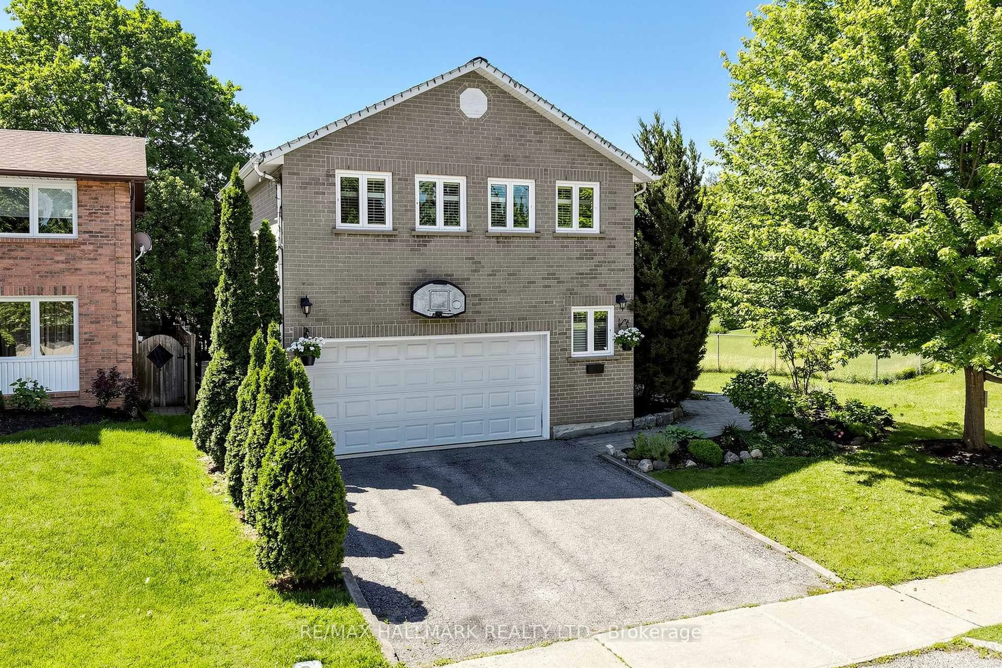 A pic from outside/outdoor area/front of a property/back of a property/a pic from drone, street for 145 Old Surrey Lane, Richmond Hill Ontario L4C 6R9
