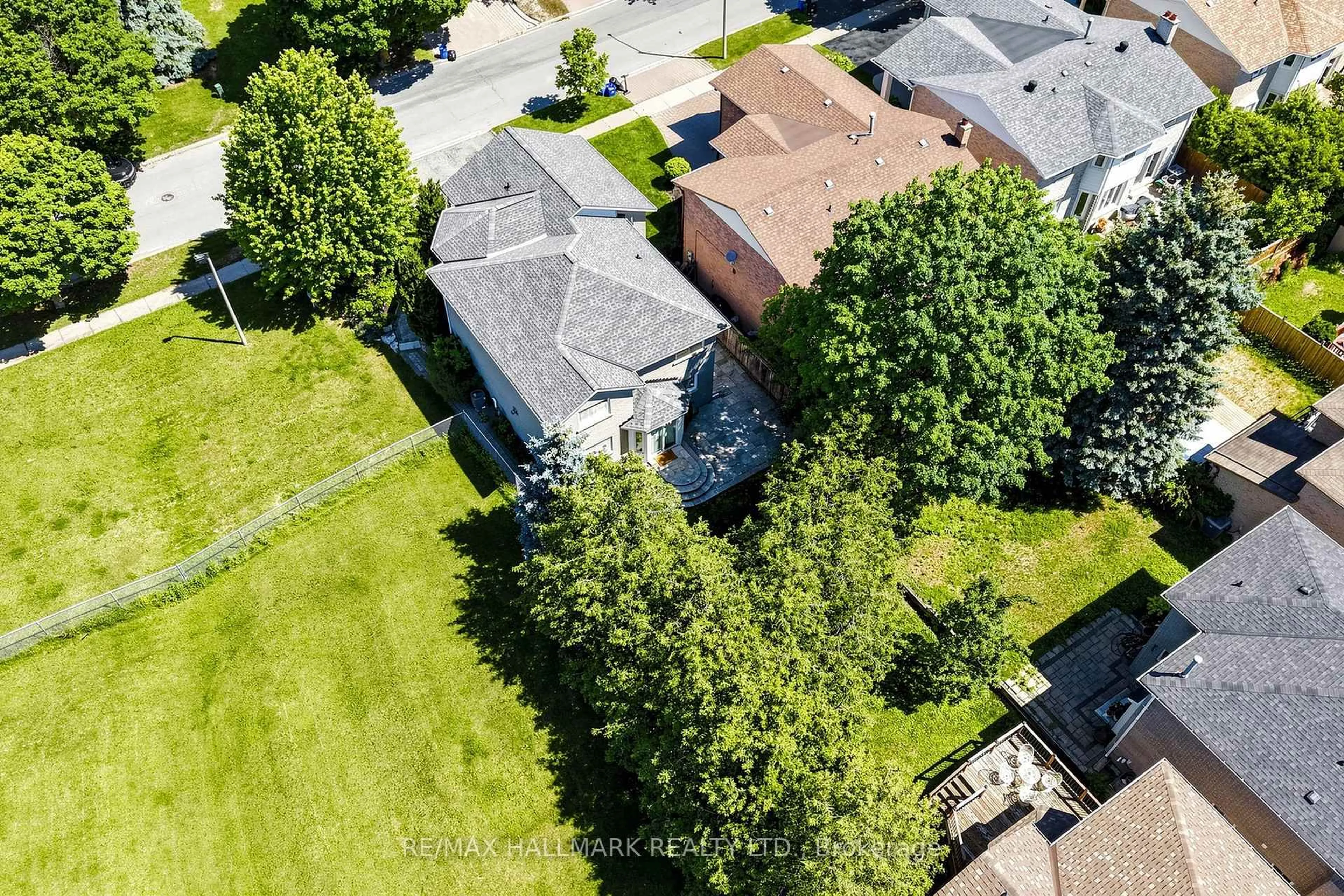 A pic from outside/outdoor area/front of a property/back of a property/a pic from drone, street for 145 Old Surrey Lane, Richmond Hill Ontario L4C 6R9