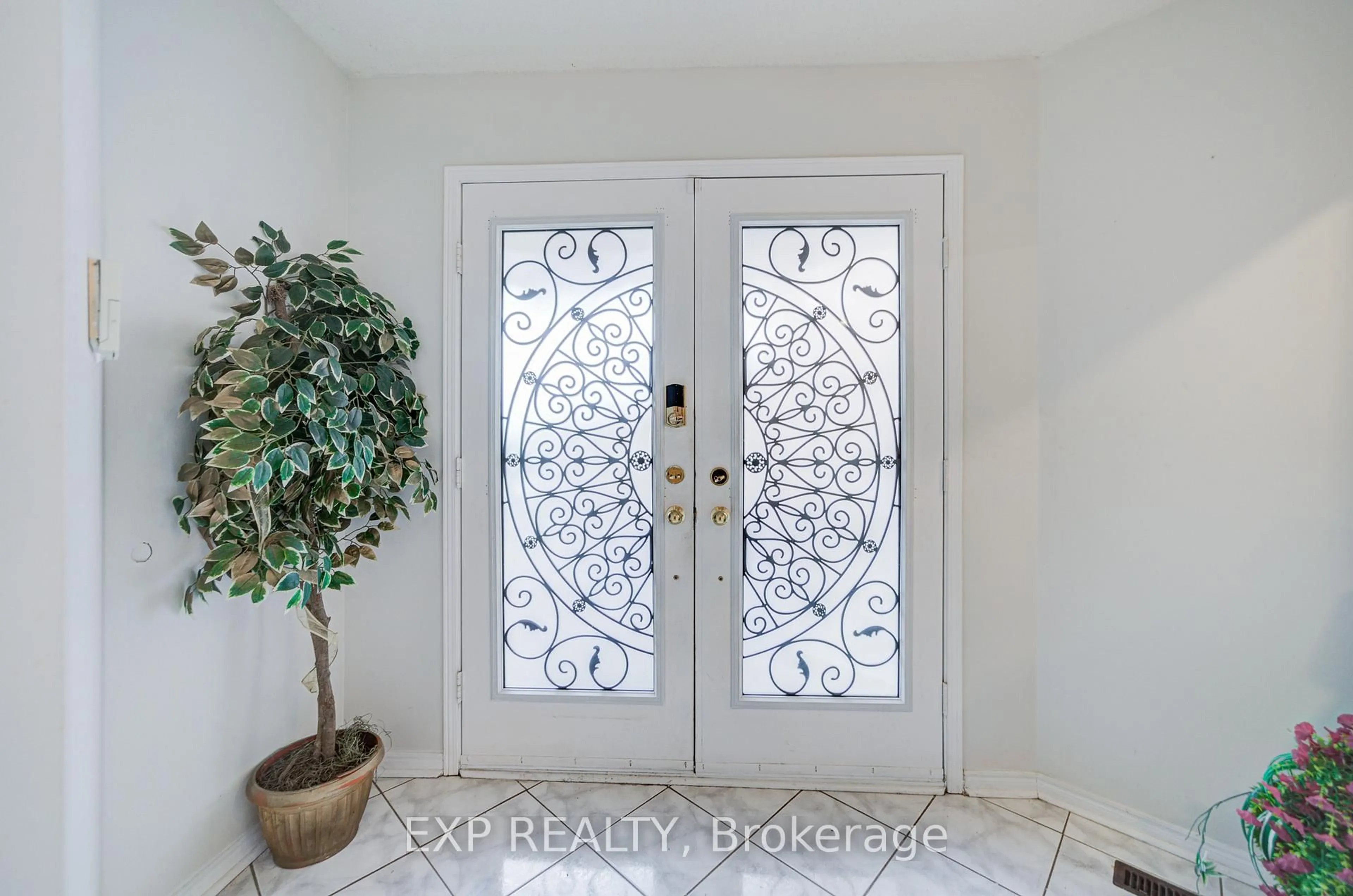 Indoor entryway for 211 Sophia Rd, Markham Ontario L3S 4C5