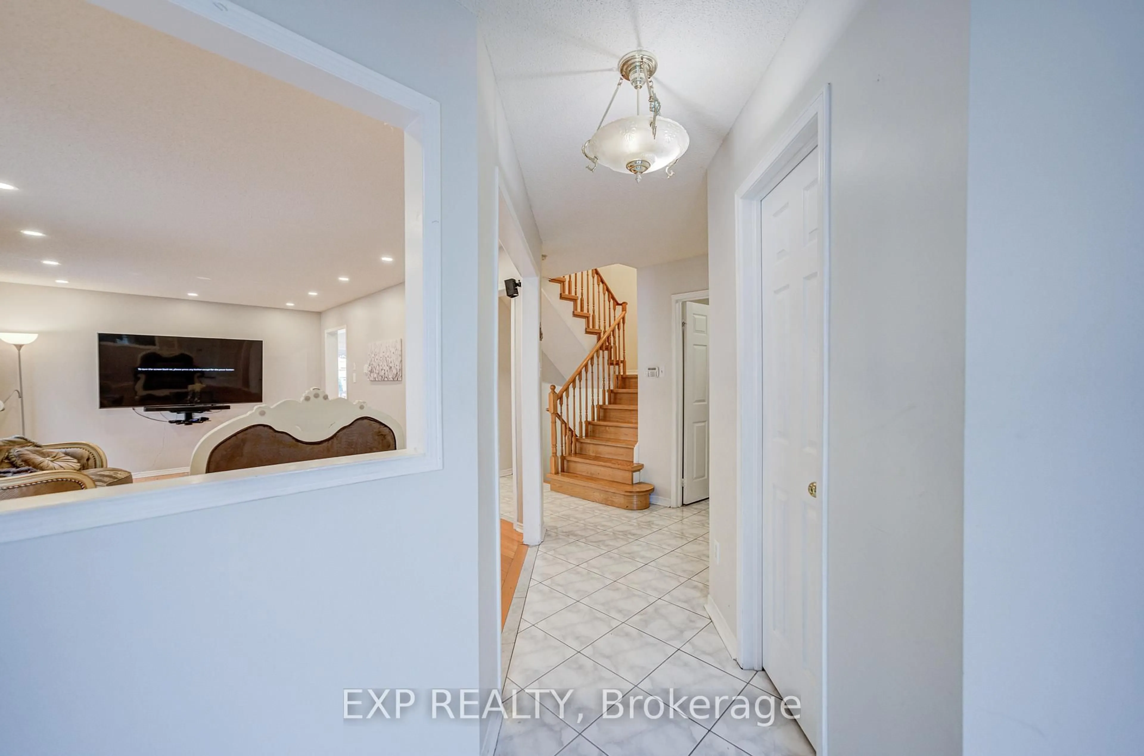 Indoor entryway for 211 Sophia Rd, Markham Ontario L3S 4C5