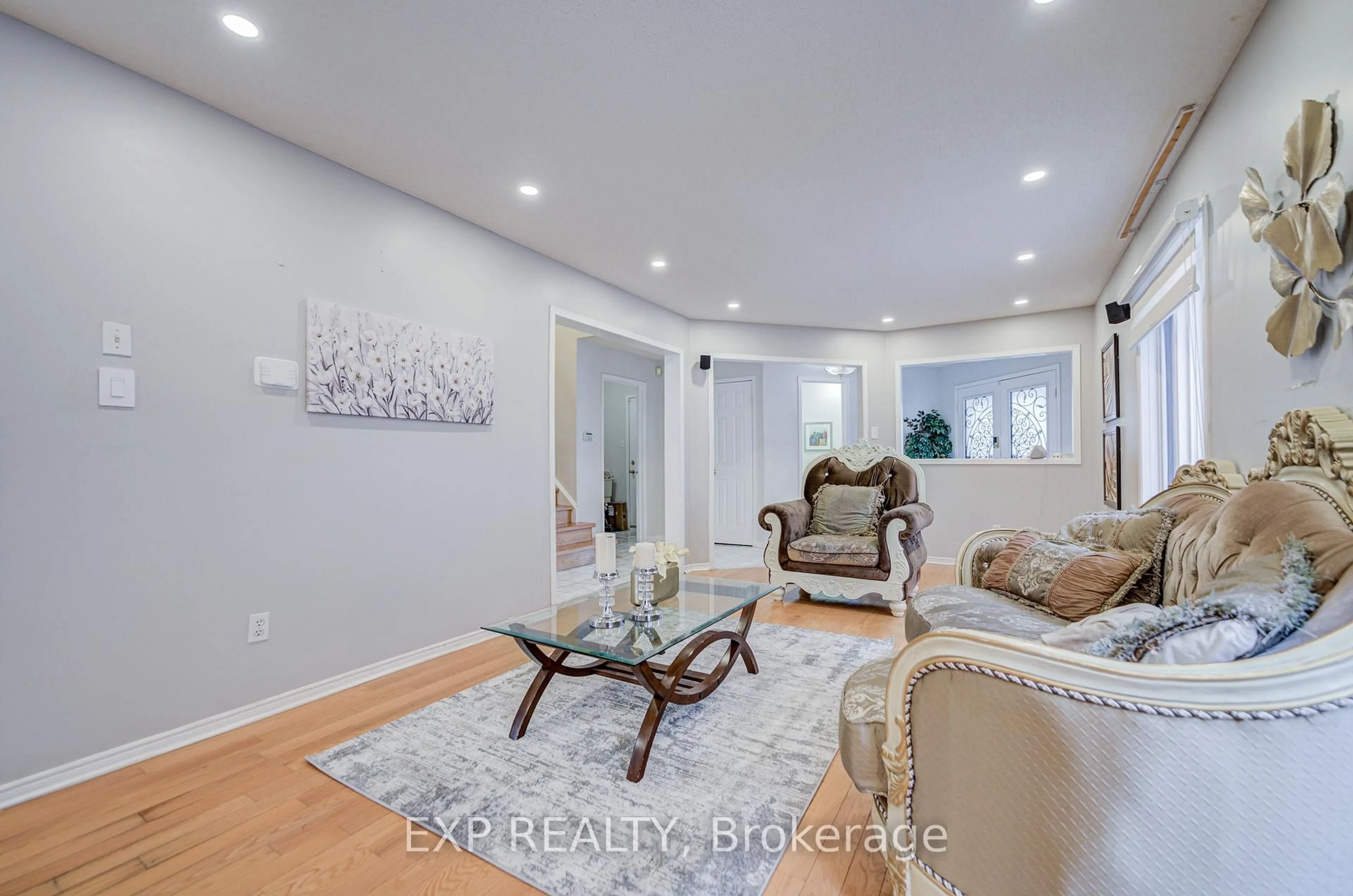 Living room with furniture, unknown for 211 Sophia Rd, Markham Ontario L3S 4C5