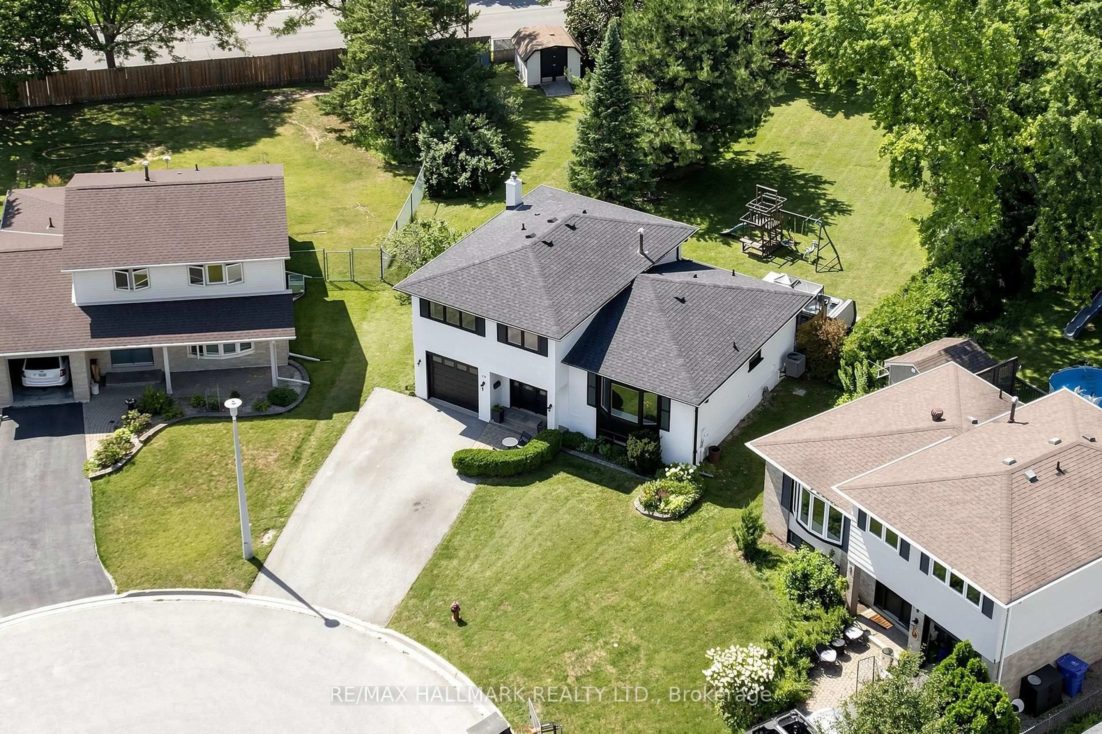 A pic from outside/outdoor area/front of a property/back of a property/a pic from drone, street for 20 Oak Crt #Part 1, Aurora Ontario L4G 3J6