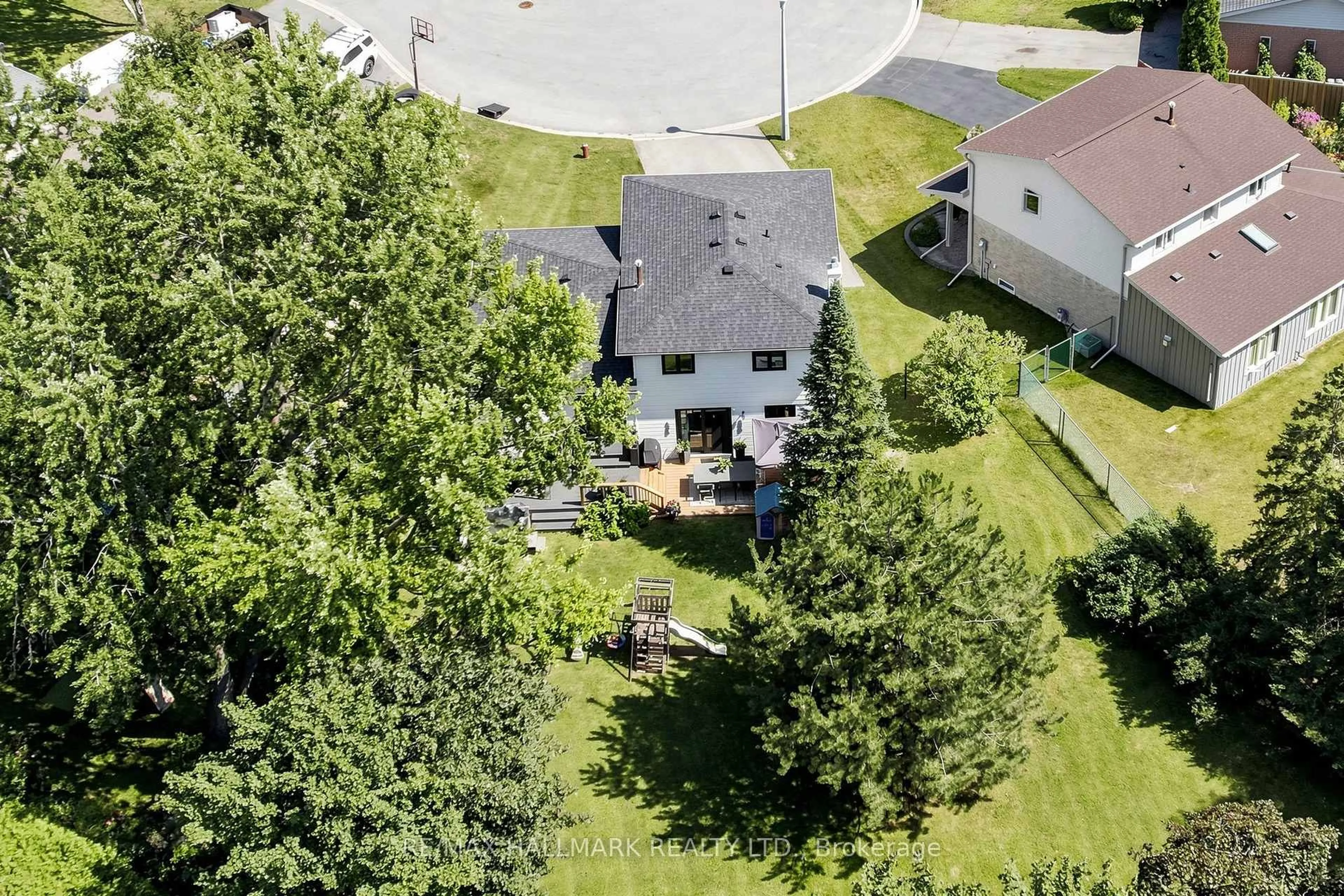 A pic from outside/outdoor area/front of a property/back of a property/a pic from drone, street for 20 Oak Crt #Part 1, Aurora Ontario L4G 3J6