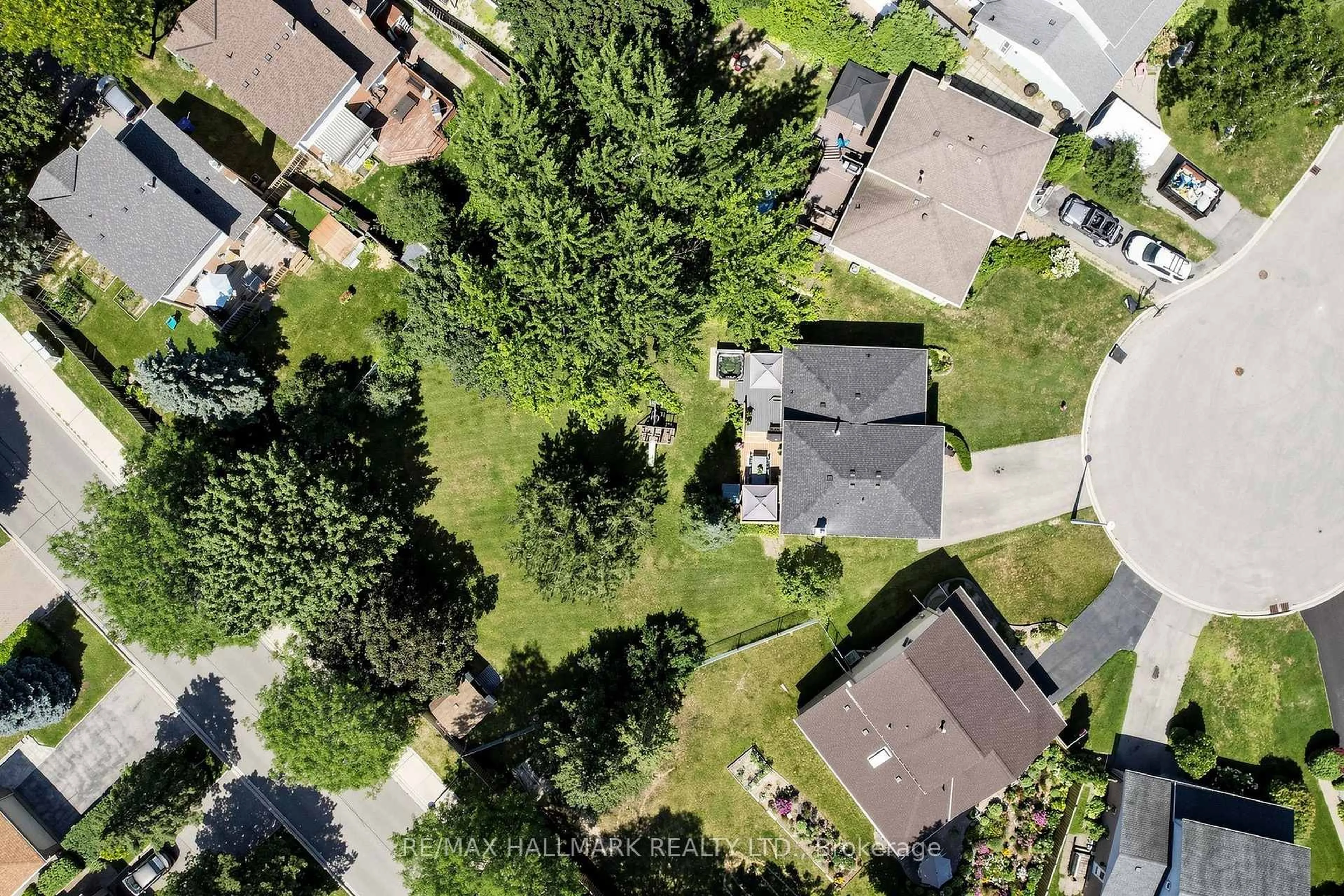 A pic from outside/outdoor area/front of a property/back of a property/a pic from drone, street for 20 Oak Crt #Part 1, Aurora Ontario L4G 3J6