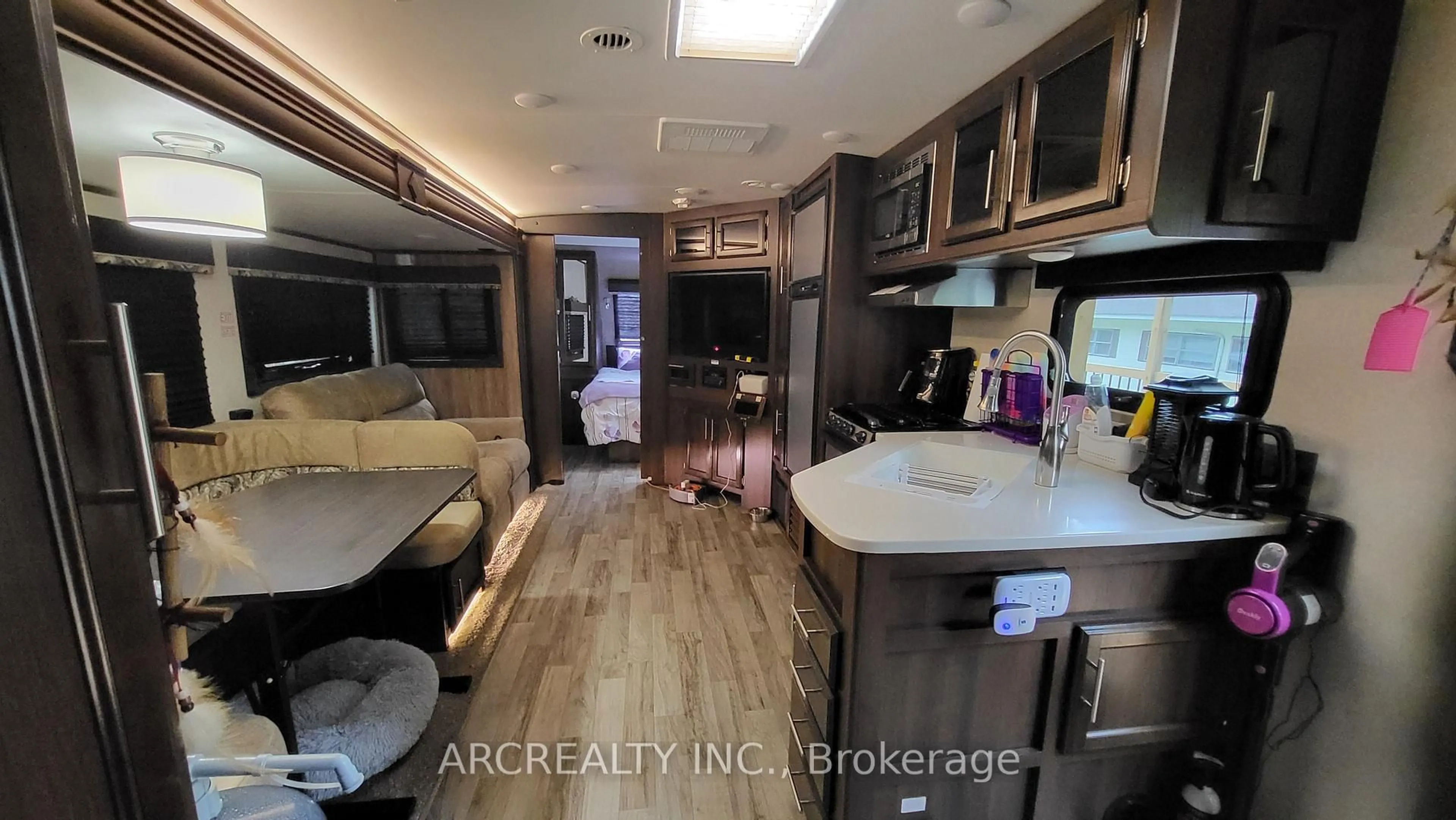 A pic of a room for 12 Robin Rd, Georgina Ontario L0E 1N0
