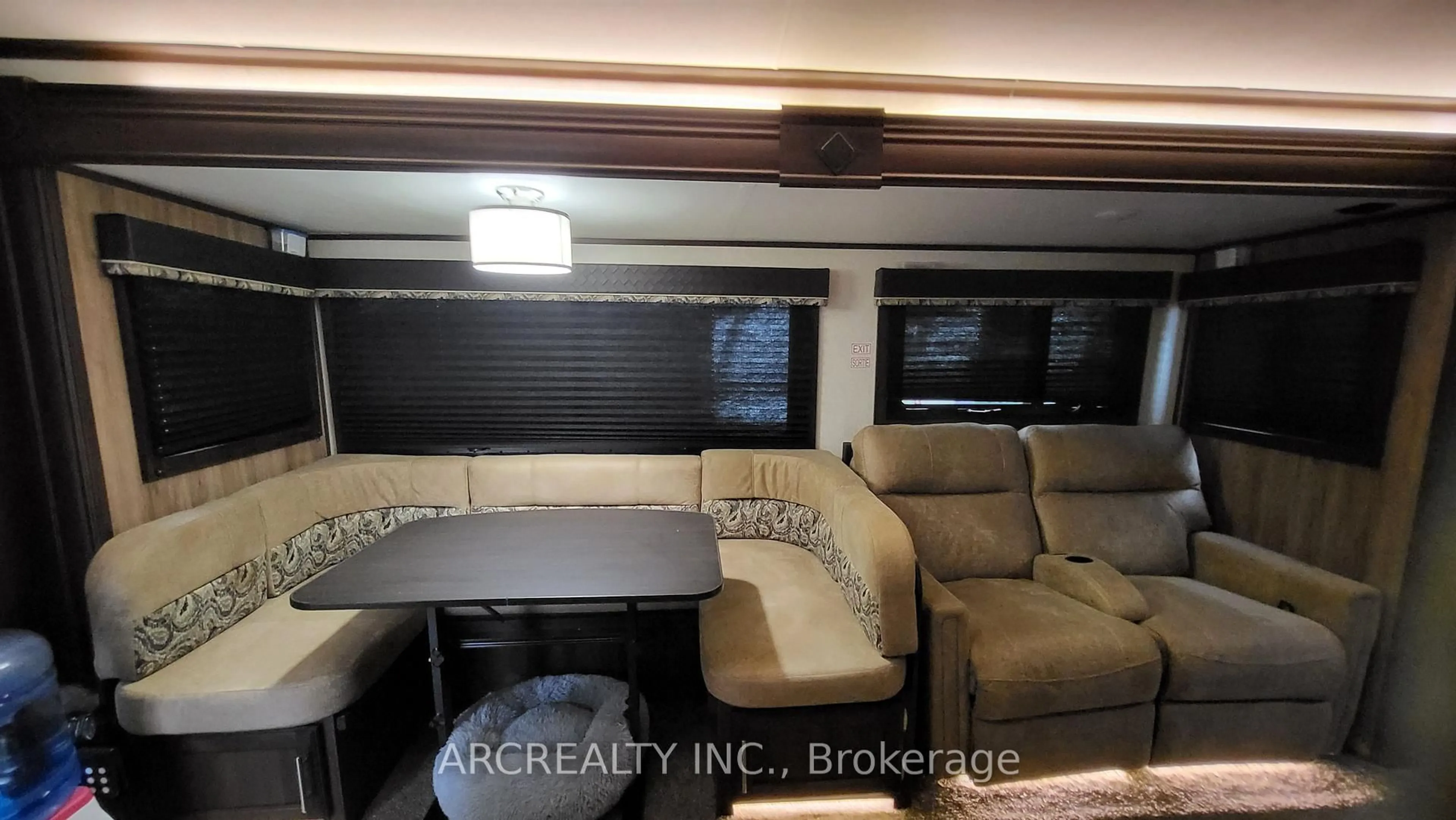 Home theater for 12 Robin Rd, Georgina Ontario L0E 1N0