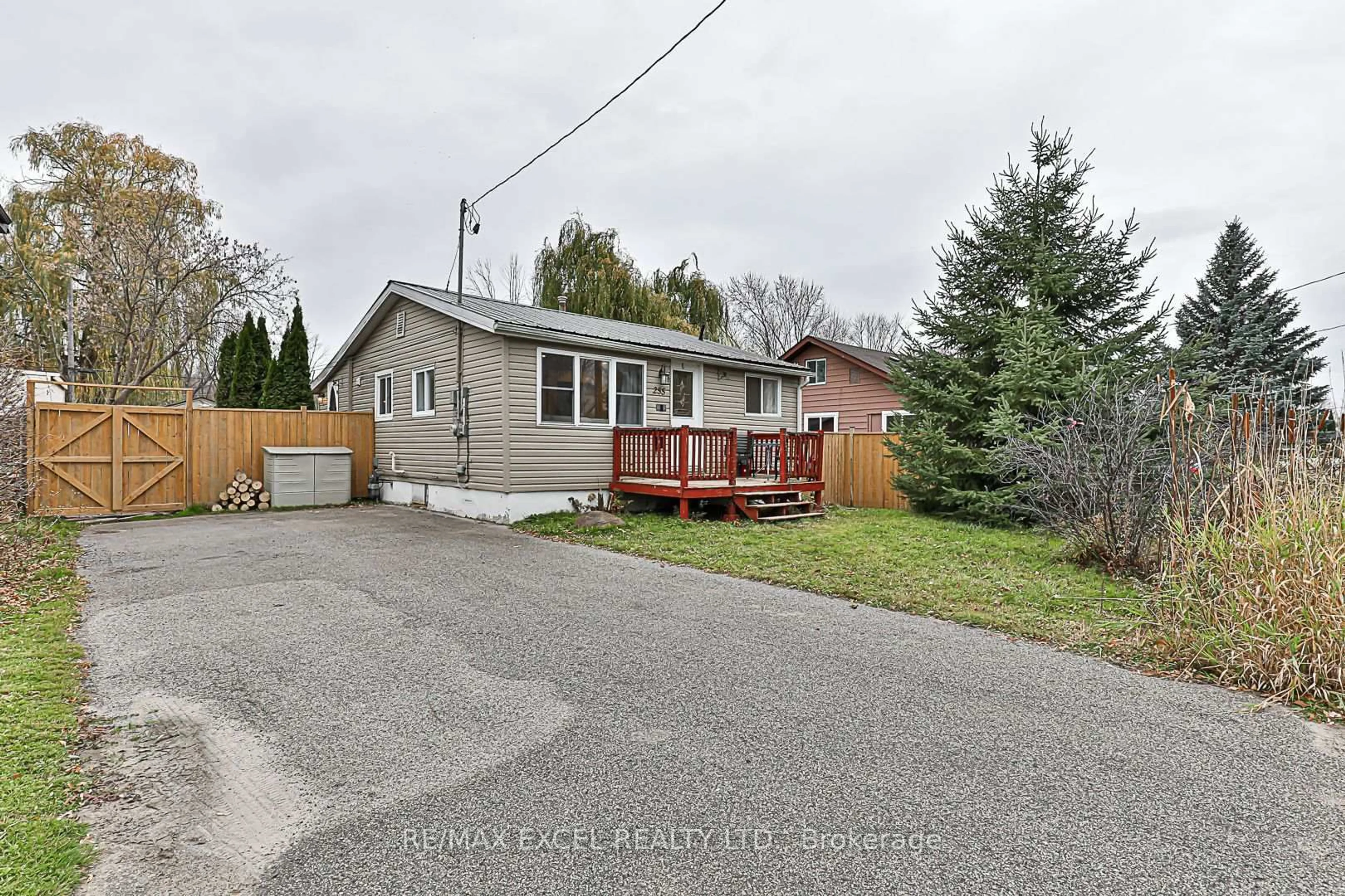 A pic from outside/outdoor area/front of a property/back of a property/a pic from drone, street for 255 Parkway Ave, Georgina Ontario L4P 2W1