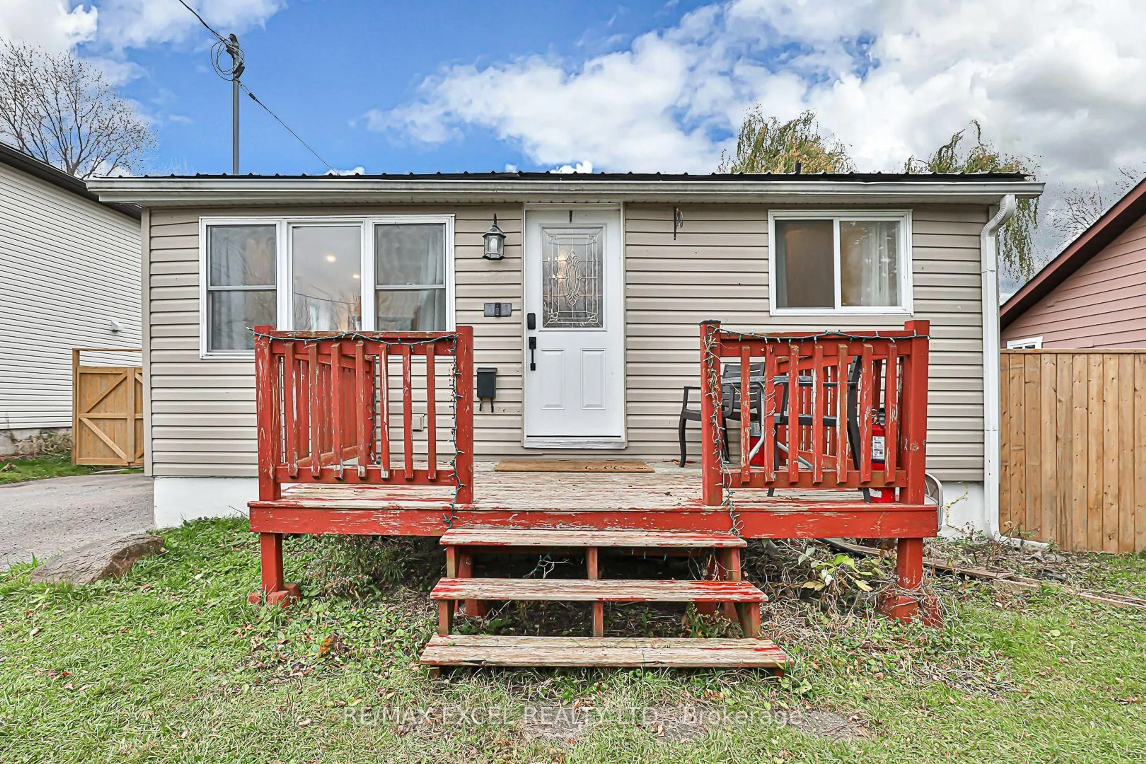 Patio, unknown for 255 Parkway Ave, Georgina Ontario L4P 2W1
