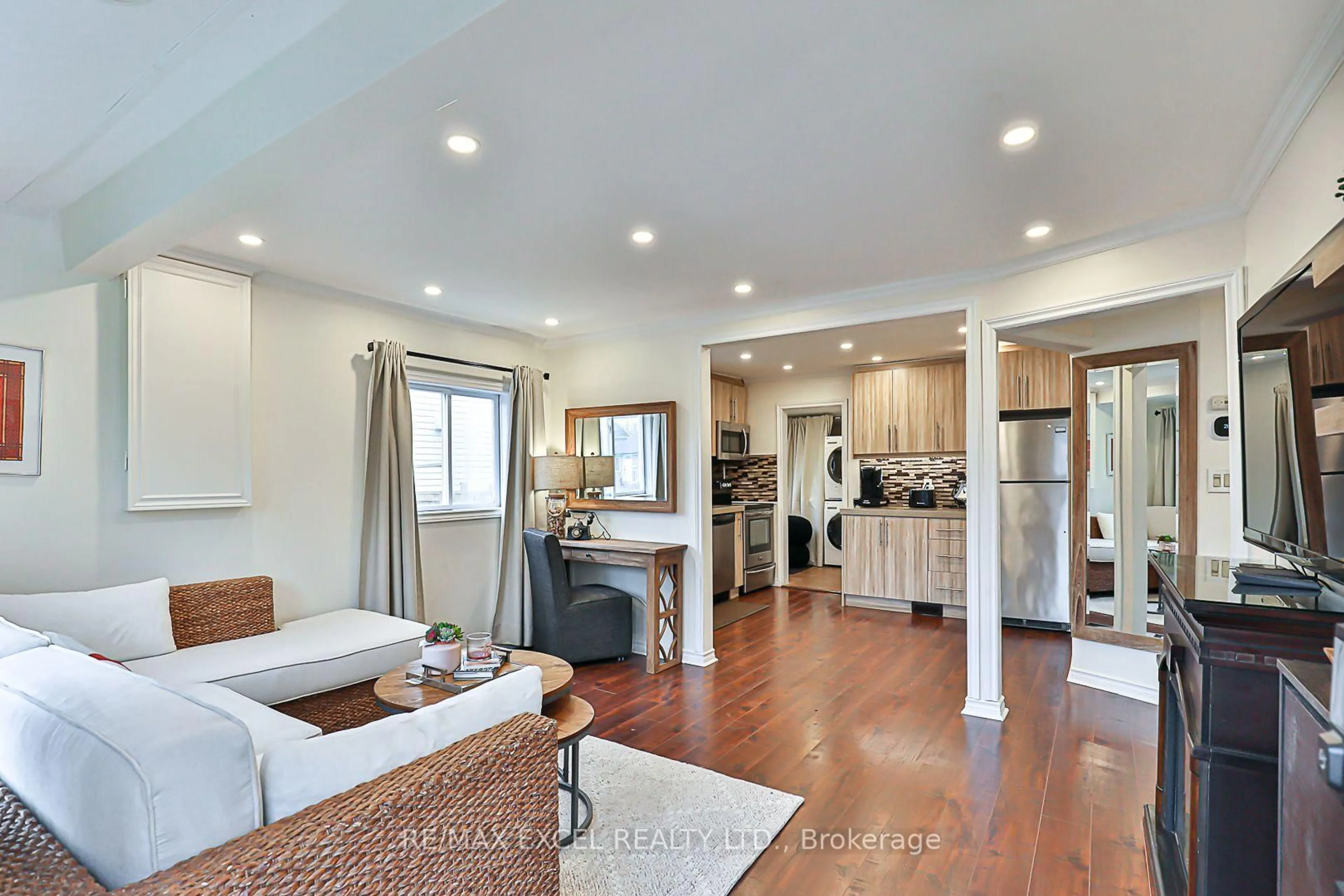 Open concept kitchen, wood/laminate floor for 255 Parkway Ave, Georgina Ontario L4P 2W1