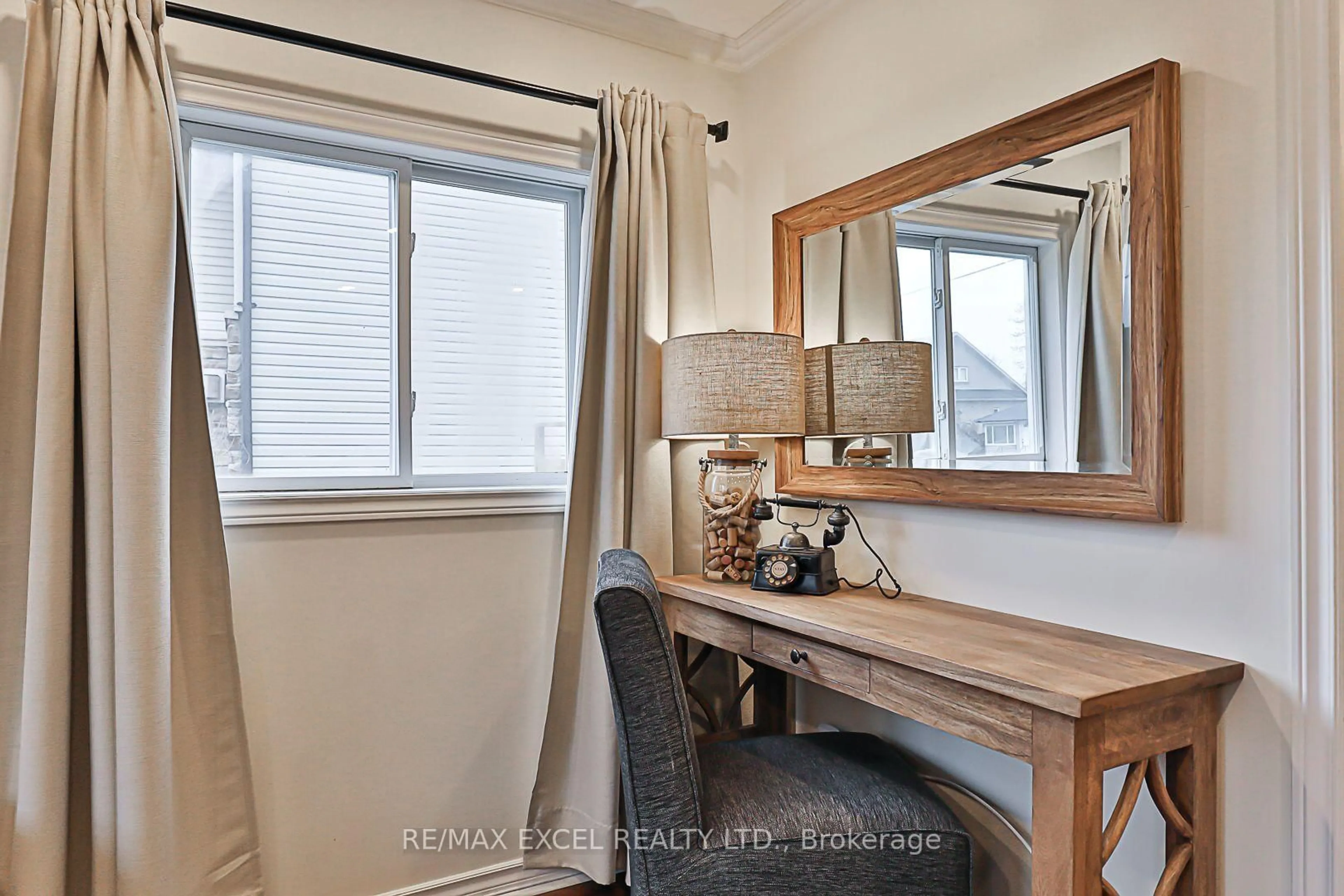 A pic of a room for 255 Parkway Ave, Georgina Ontario L4P 2W1