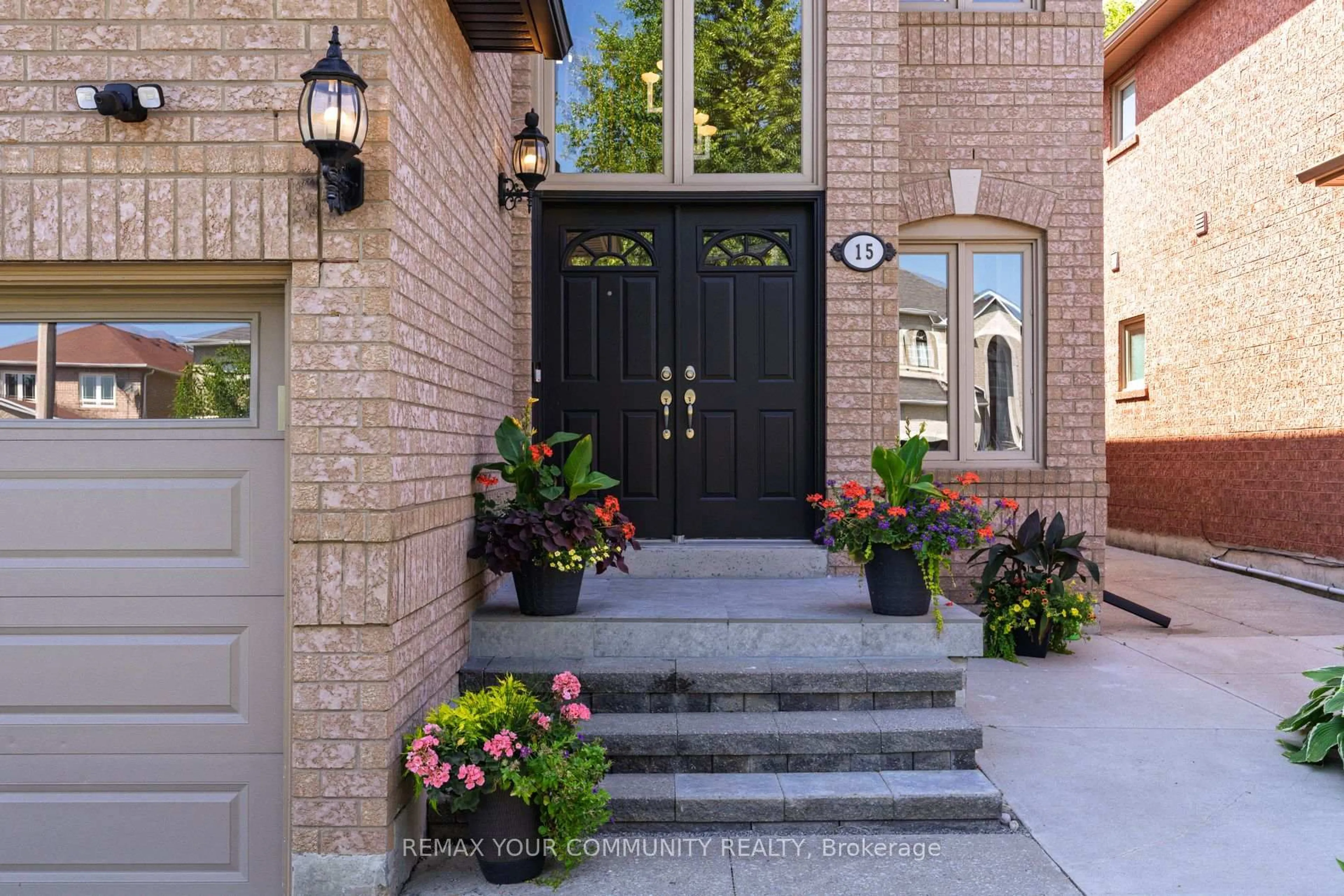 Indoor entryway for 15 Klamath Crt, Vaughan Ontario L6A 2L7