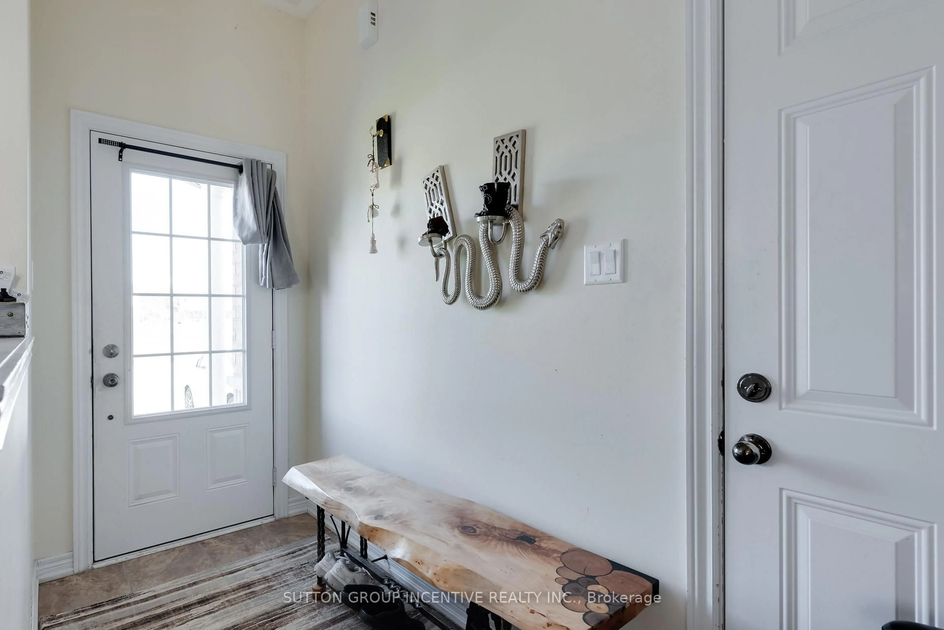 Indoor entryway for 174 Maplewood Dr, Essa Ontario L0M 1B4