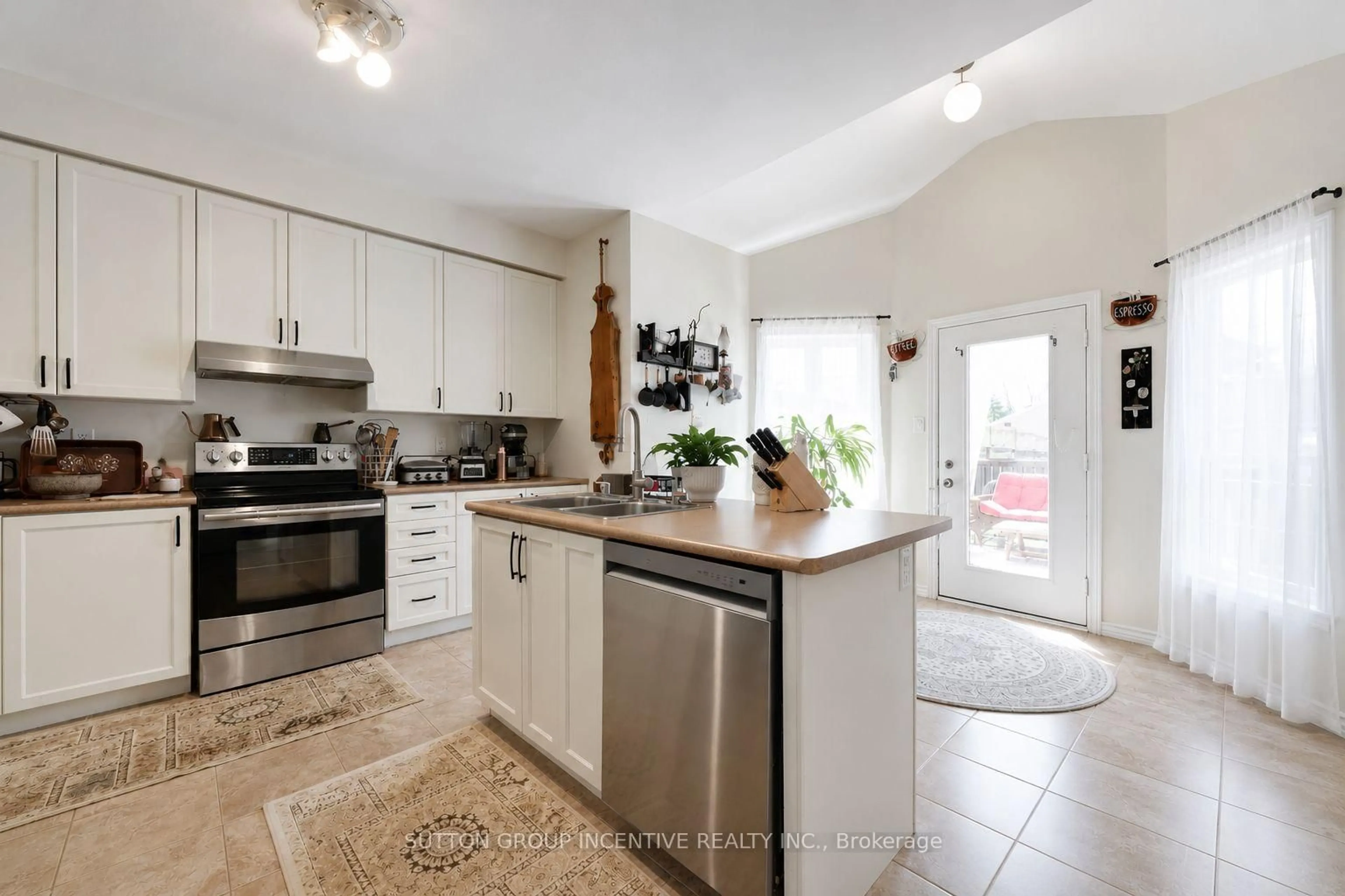 Open concept kitchen, ceramic/tile floor for 174 Maplewood Dr, Essa Ontario L0M 1B4