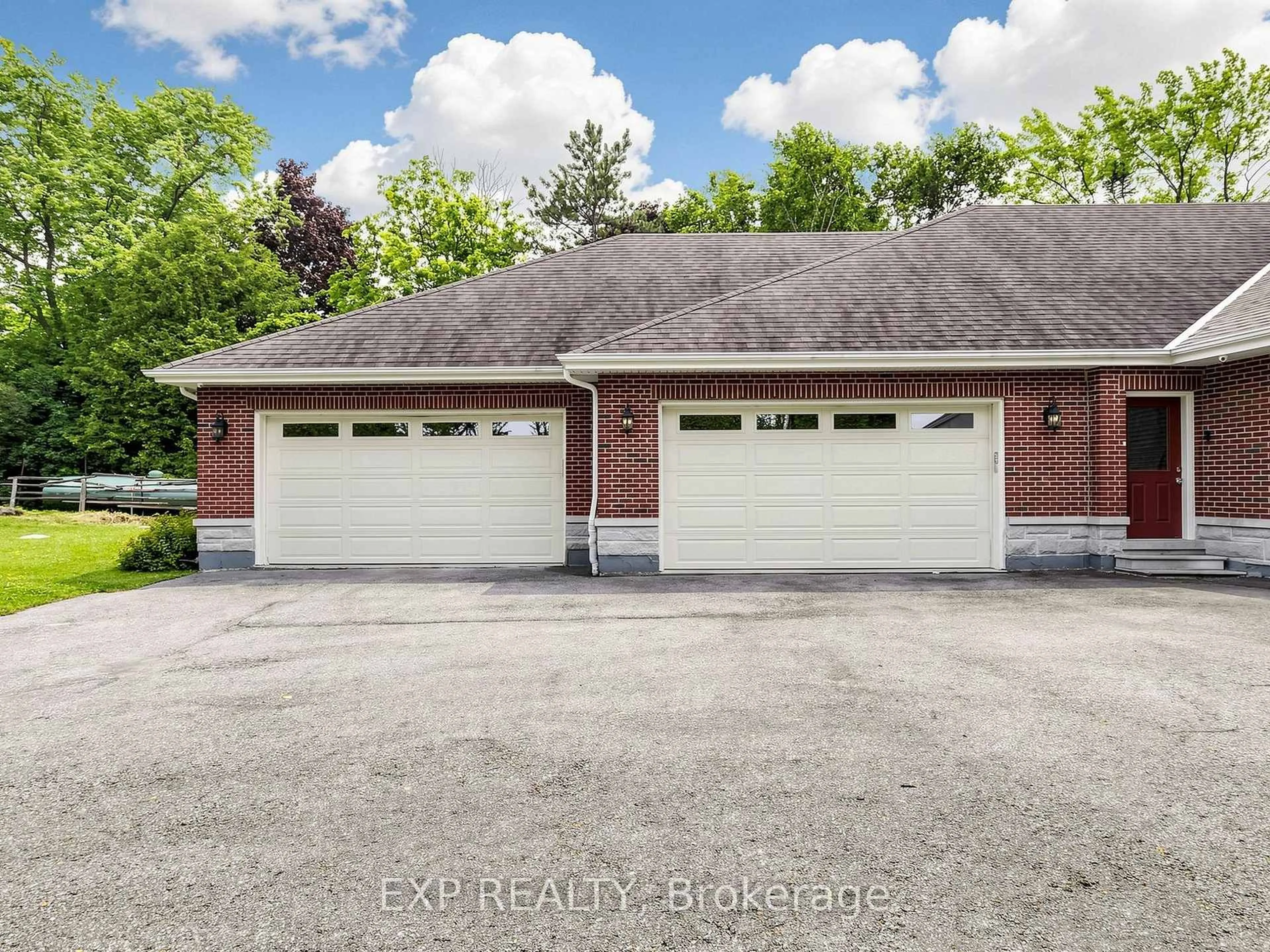 Indoor garage for 18 Mccowan Lane, Whitchurch-Stouffville Ontario L4A 4C1