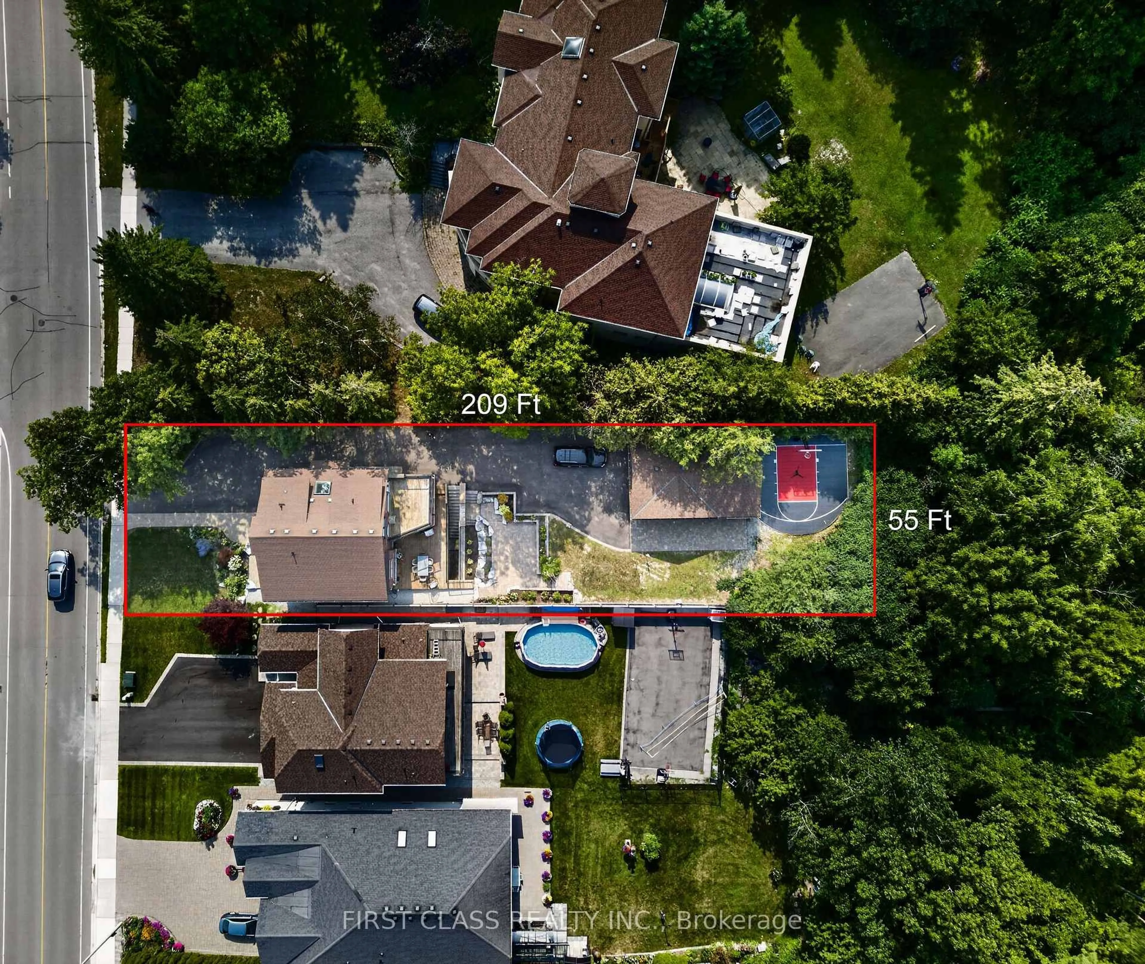 A pic from outside/outdoor area/front of a property/back of a property/a pic from drone, street for 302 Brookside Rd, Richmond Hill Ontario L4C 0K8