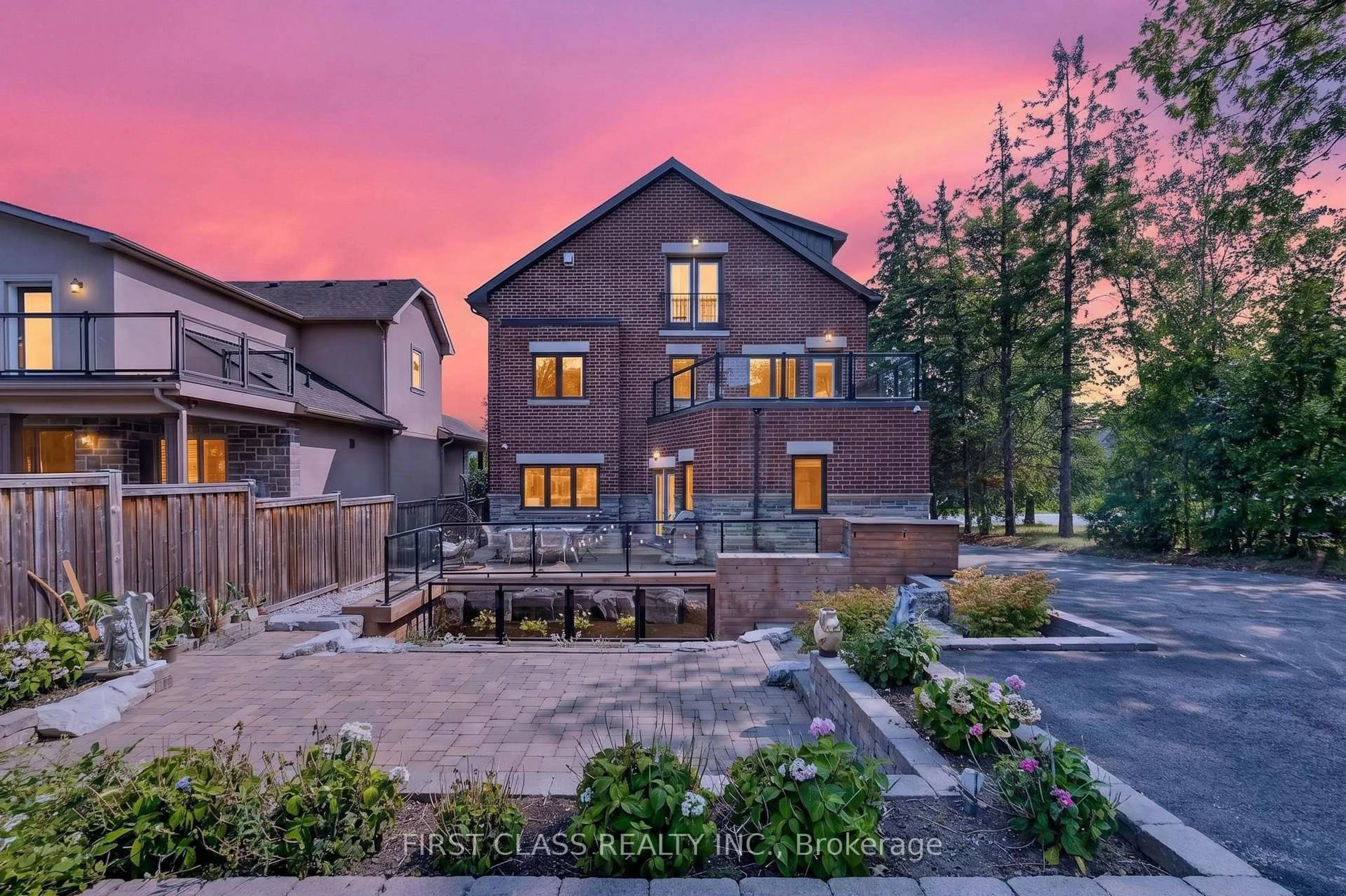 A pic from outside/outdoor area/front of a property/back of a property/a pic from drone, unknown for 302 Brookside Rd, Richmond Hill Ontario L4C 0K8