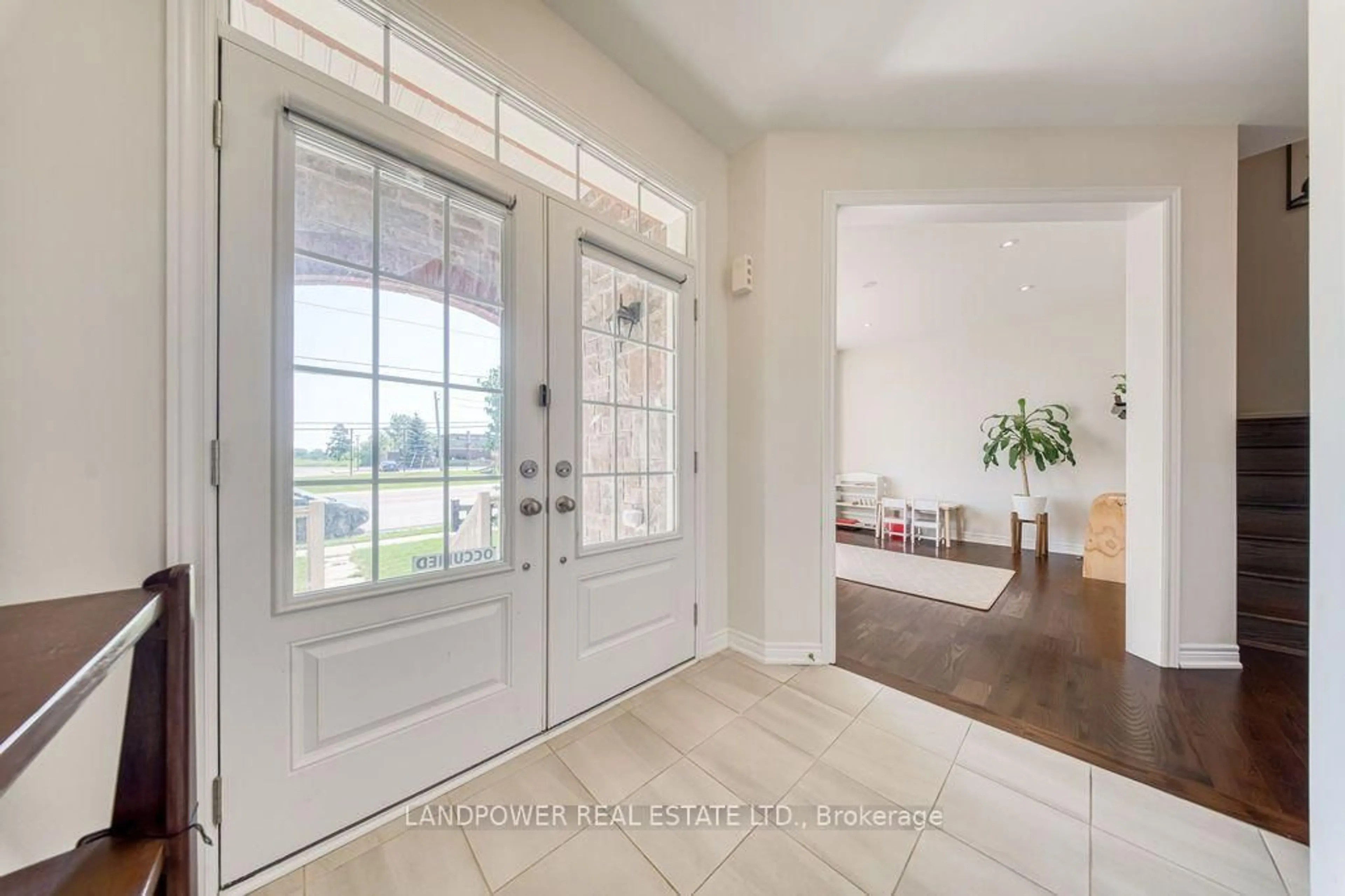 Indoor entryway for 19860 Leslie St, East Gwillimbury Ontario L9N 0R9