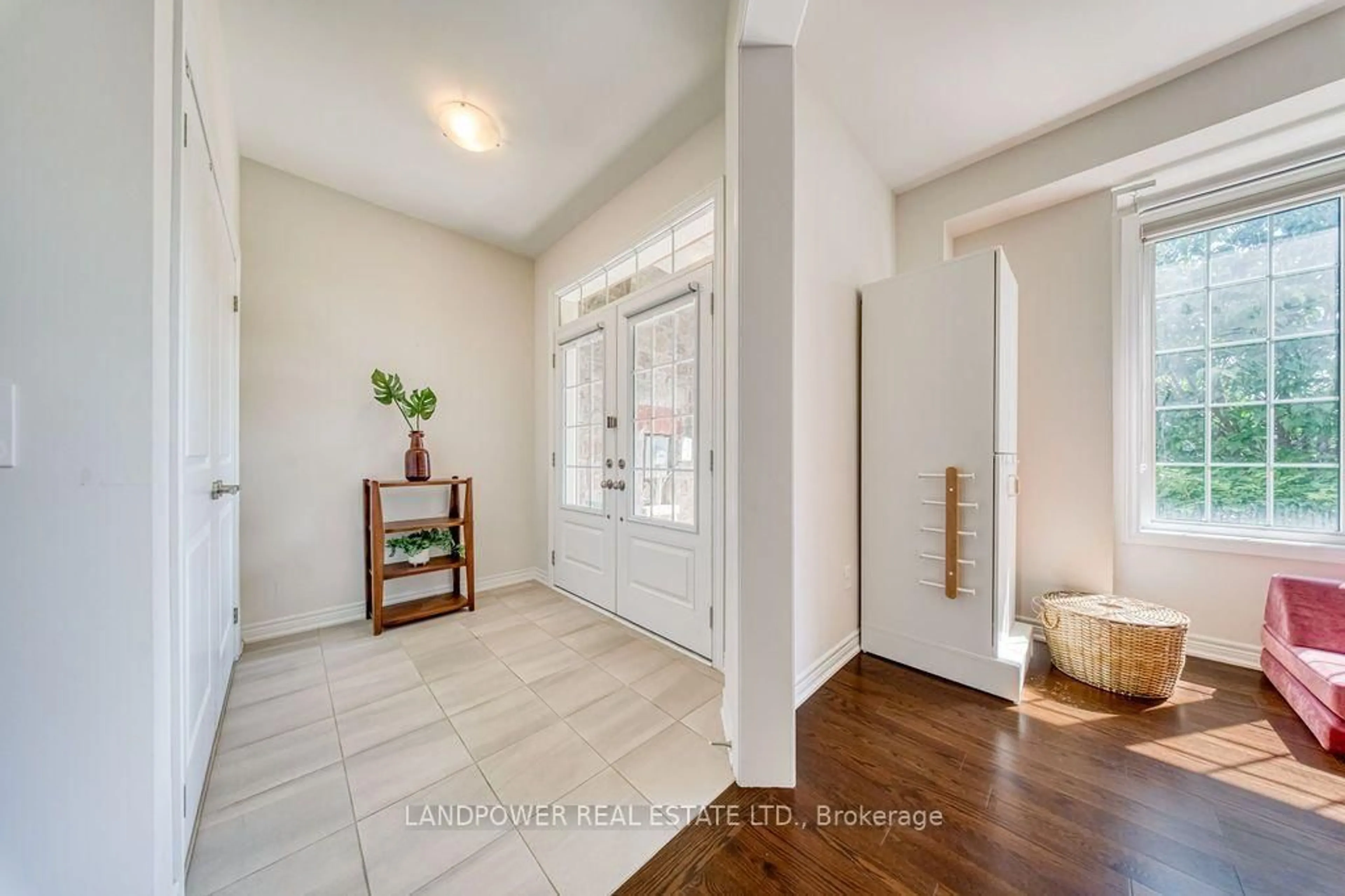 Indoor entryway for 19860 Leslie St, East Gwillimbury Ontario L9N 0R9