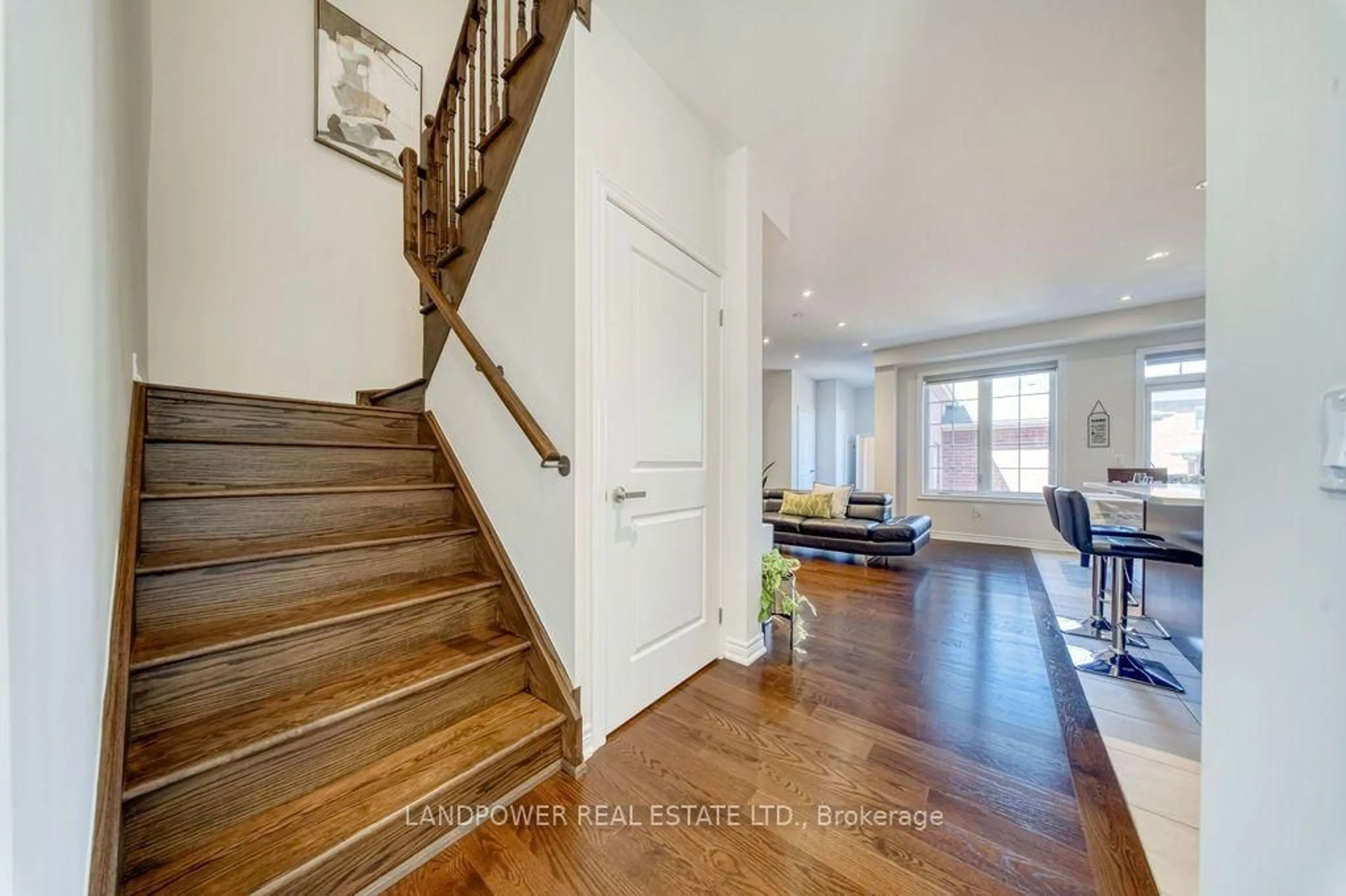 Indoor entryway for 19860 Leslie St, East Gwillimbury Ontario L9N 0R9