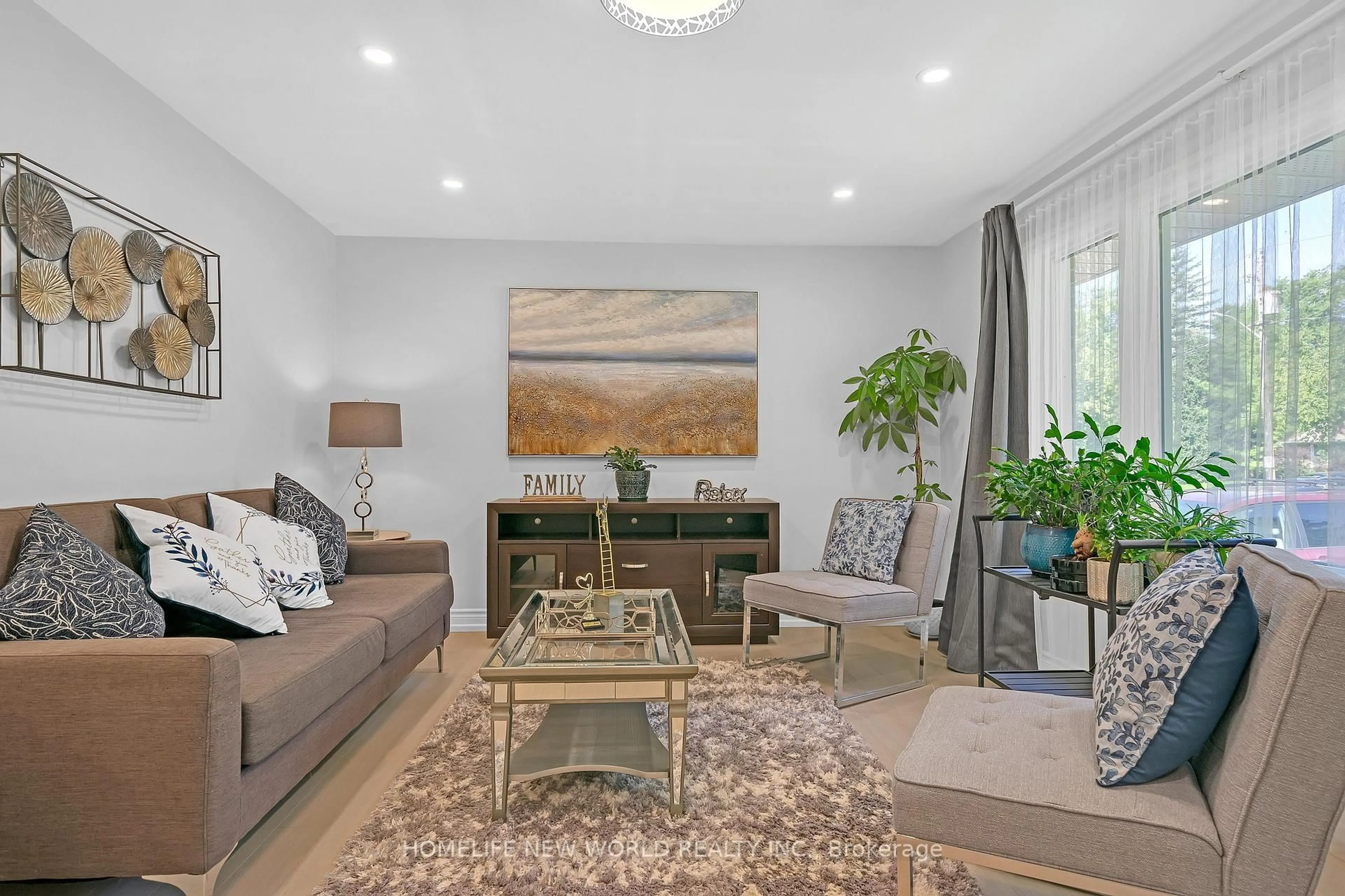 Living room with furniture, unknown for 736 Grace St, Newmarket Ontario L3Y 2L3