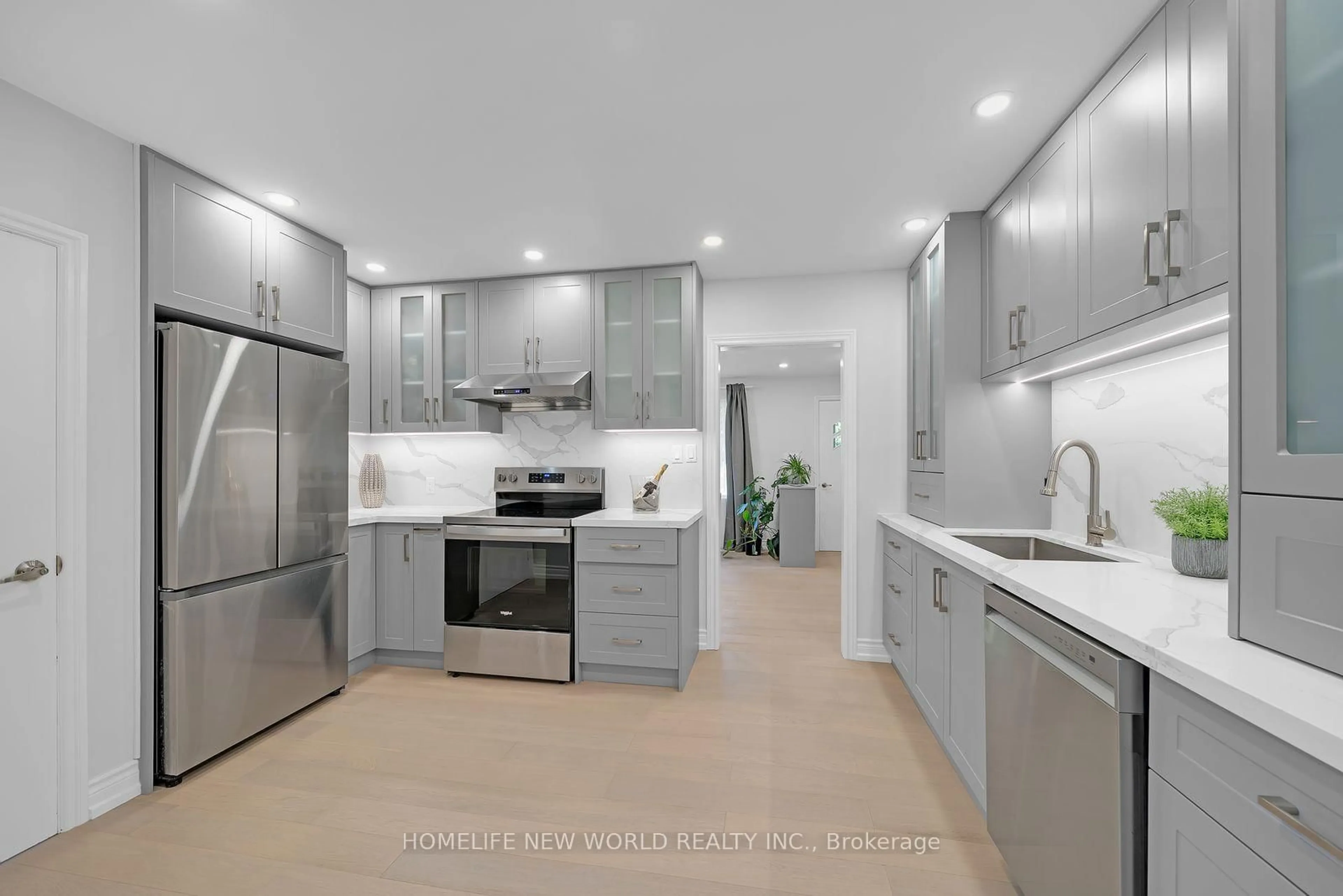 Open concept kitchen, ceramic/tile floor for 736 Grace St, Newmarket Ontario L3Y 2L3