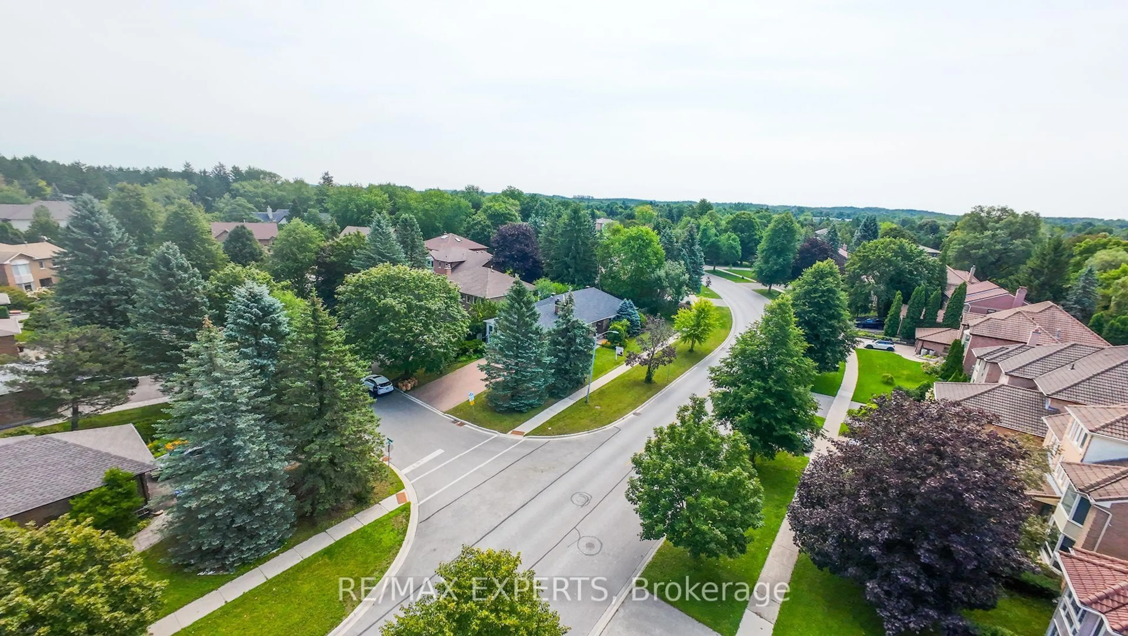 A pic from outside/outdoor area/front of a property/back of a property/a pic from drone, unknown for 284 Murray Dr, Aurora Ontario L4G 6B1