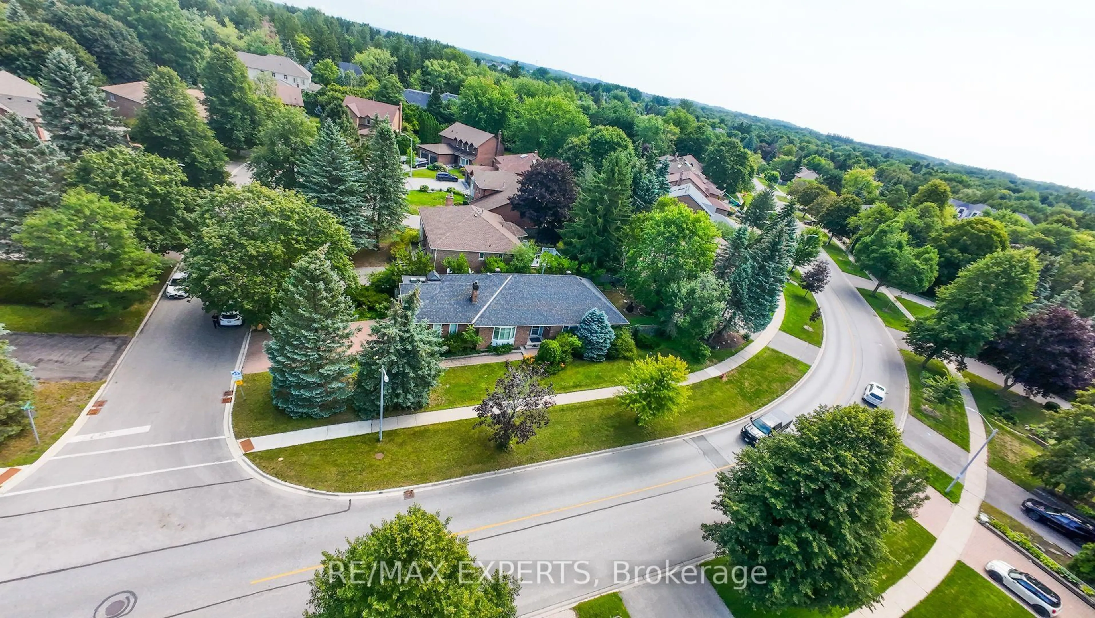 A pic from outside/outdoor area/front of a property/back of a property/a pic from drone, street for 284 Murray Dr, Aurora Ontario L4G 6B1