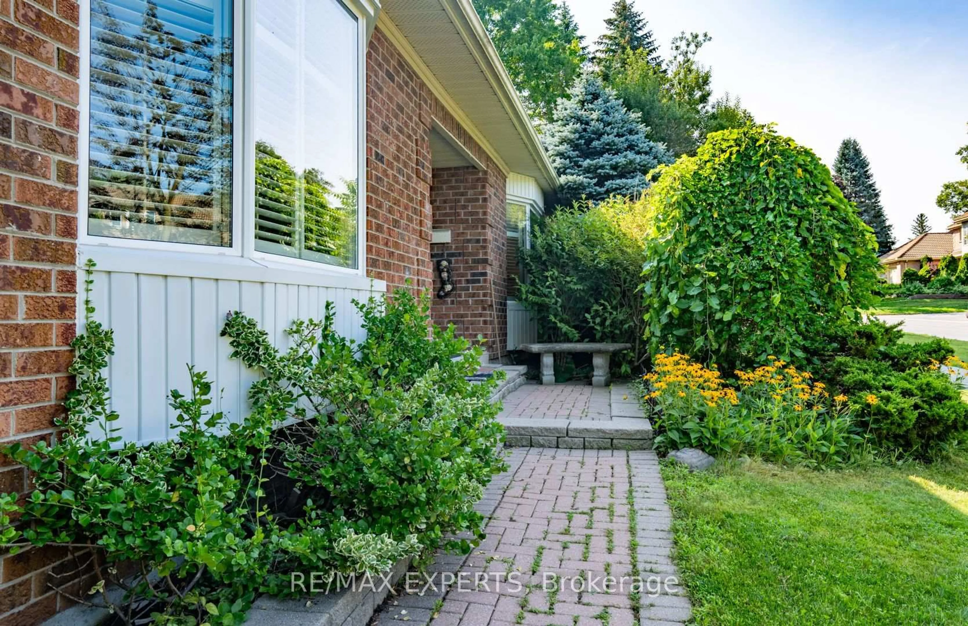 Patio, street for 284 Murray Dr, Aurora Ontario L4G 6B1