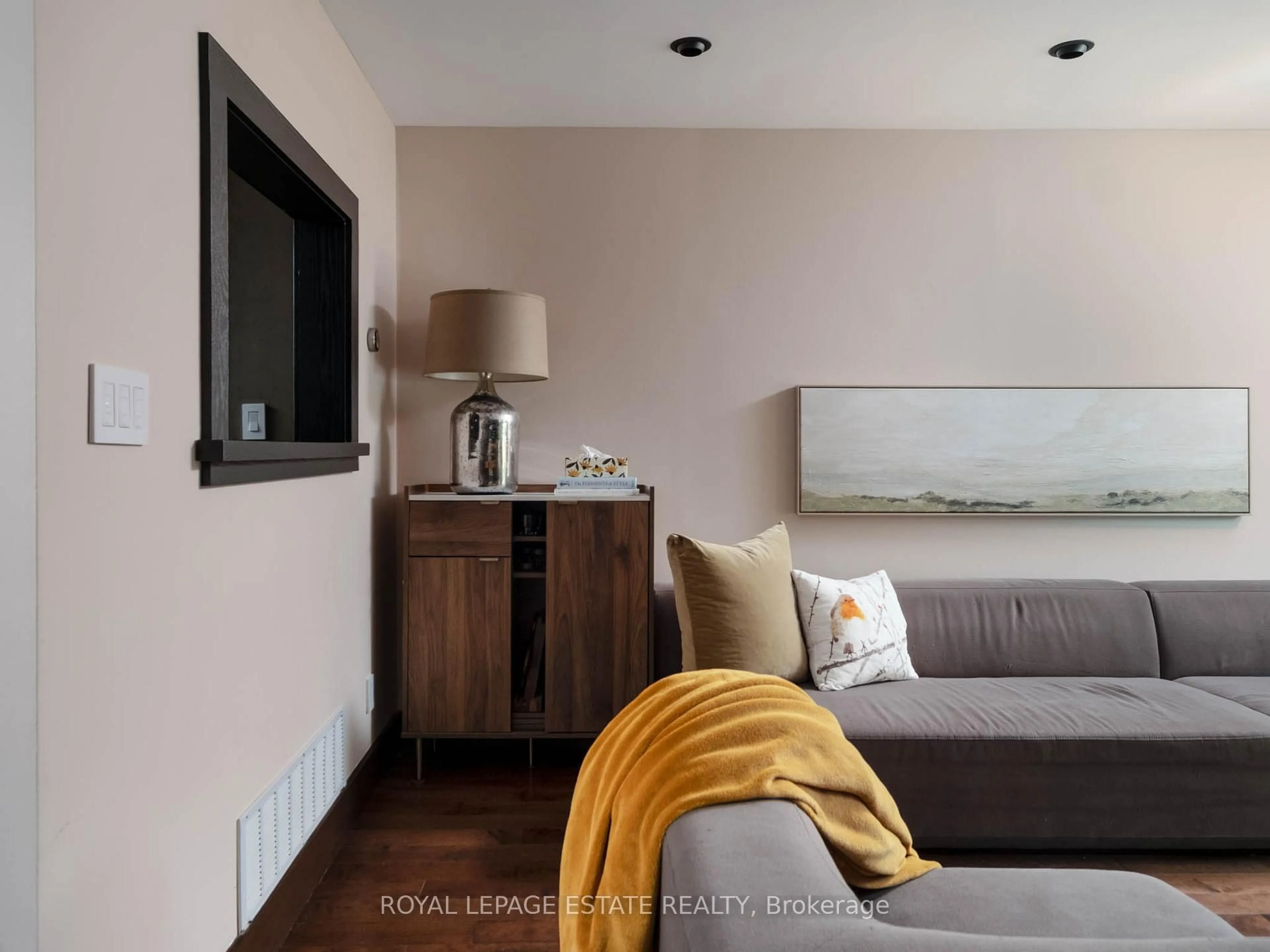 Living room with furniture, wood/laminate floor for 1916 John St, Markham Ontario L3T 1Z1