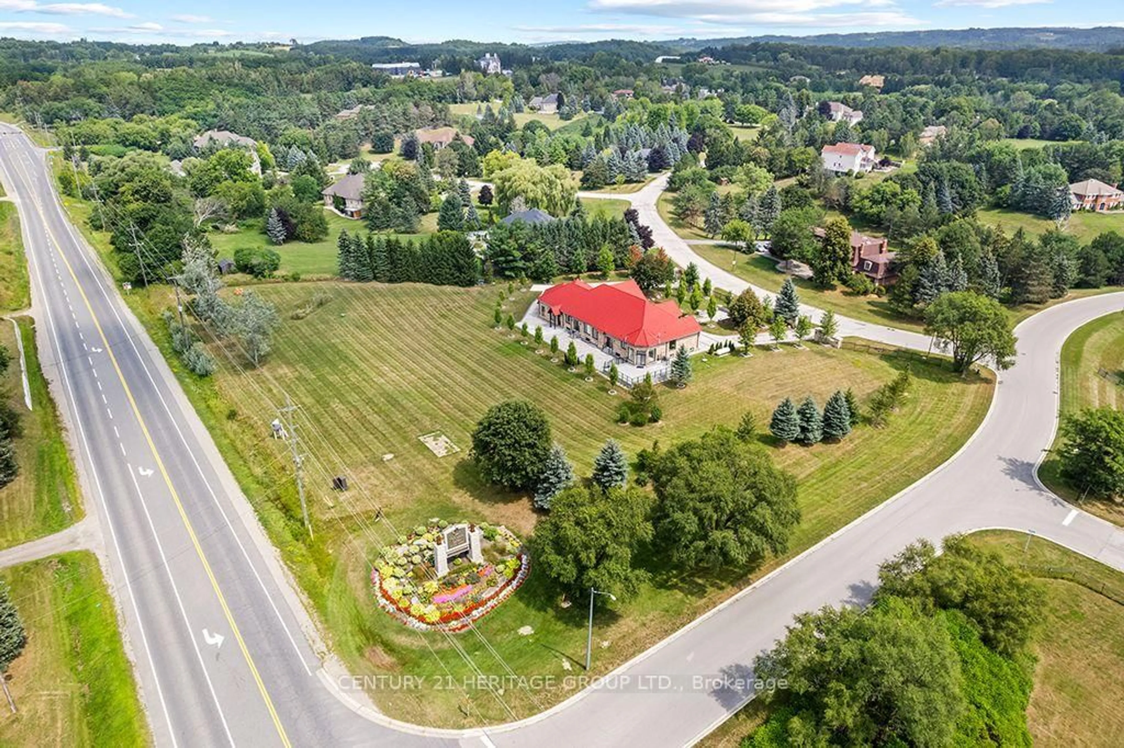 A pic from outside/outdoor area/front of a property/back of a property/a pic from drone, mountain view for 4 Loch Erne Lane, King Ontario L0G 1N0