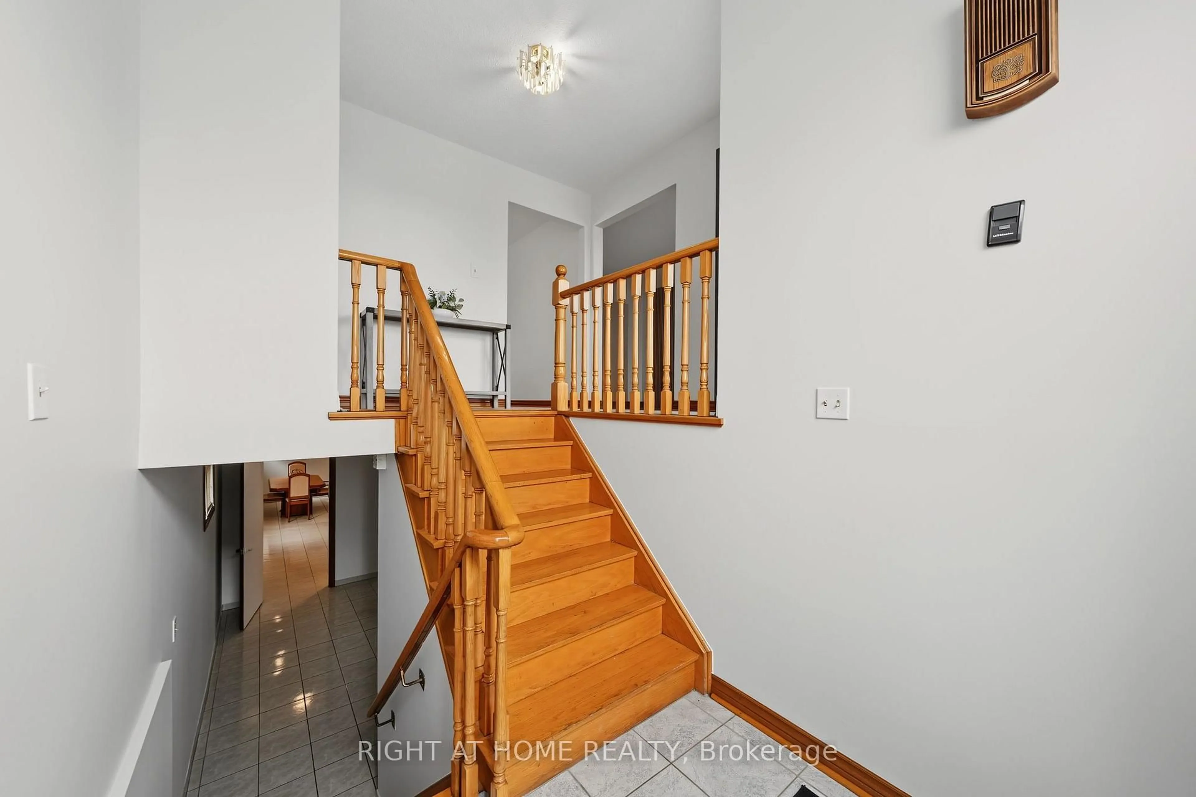 Indoor foyer for 9 Twinberry Cres, Vaughan Ontario L4L 3X5